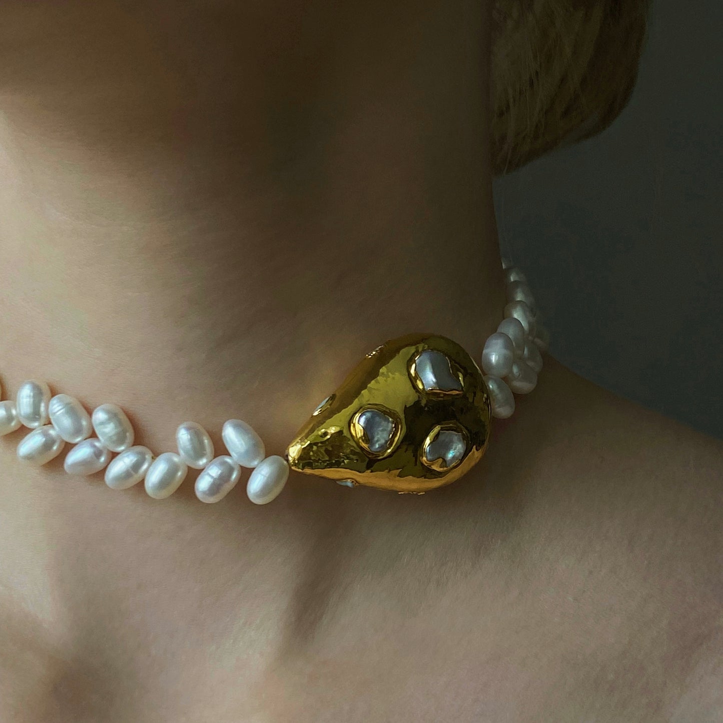 Кольє Valval з перлами та золотою видовженою намистиною