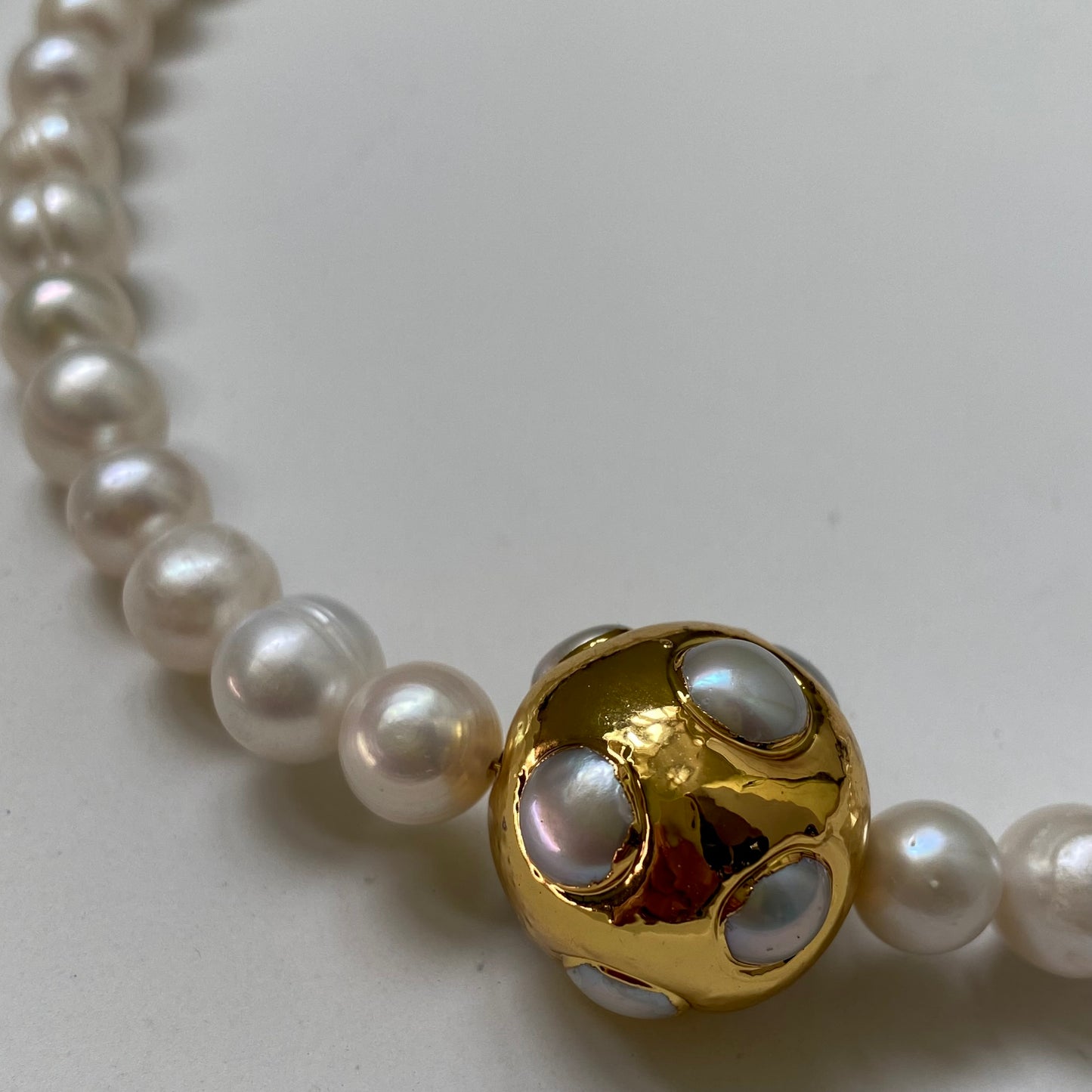 Кольє Valval з перлами та золотою круглою намистиною
