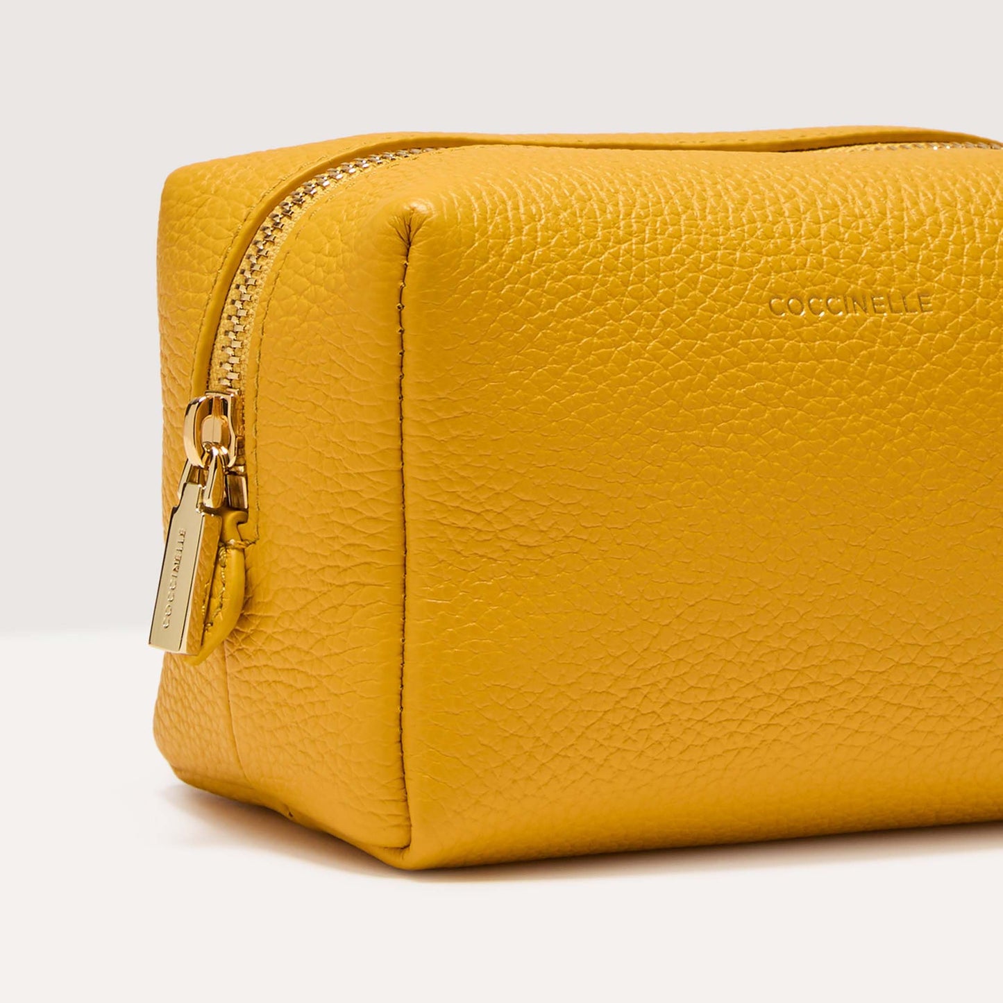 Жовта італійська шкіряна жіноча косметичка Coccinelle Trousse Maxi E5 MT5 25 F7 01 J19