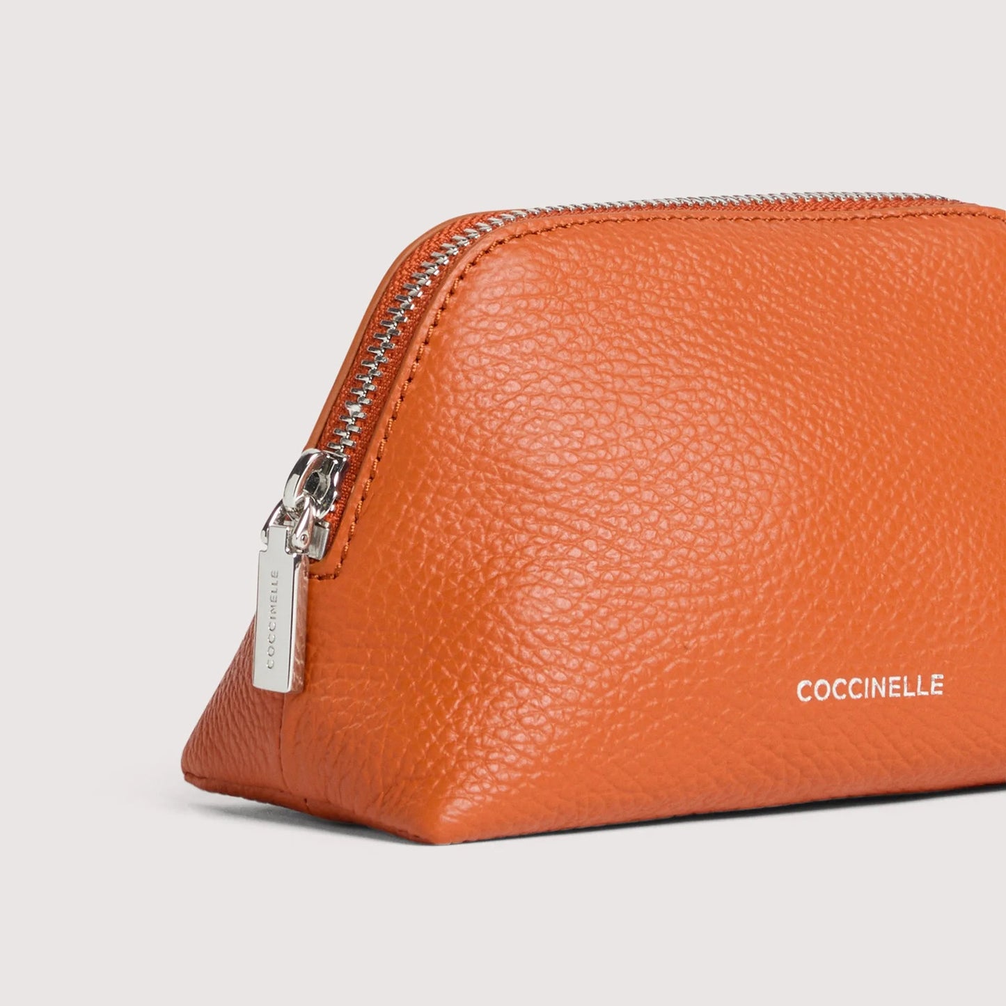 Помаранчева італійська шкіряна жіноча косметичка Coccinelle Helga Small E5 TMF 25 02 01 R41