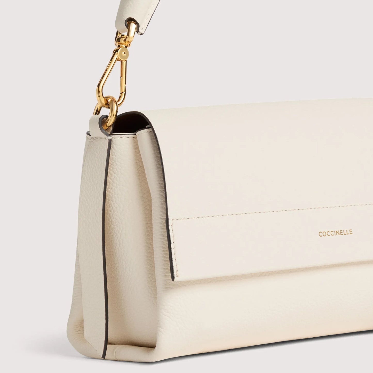 Біла італійська шкіряна жіноча сумка Coccinelle Boheme Small Grana Double E1 M50 12 01 01 685