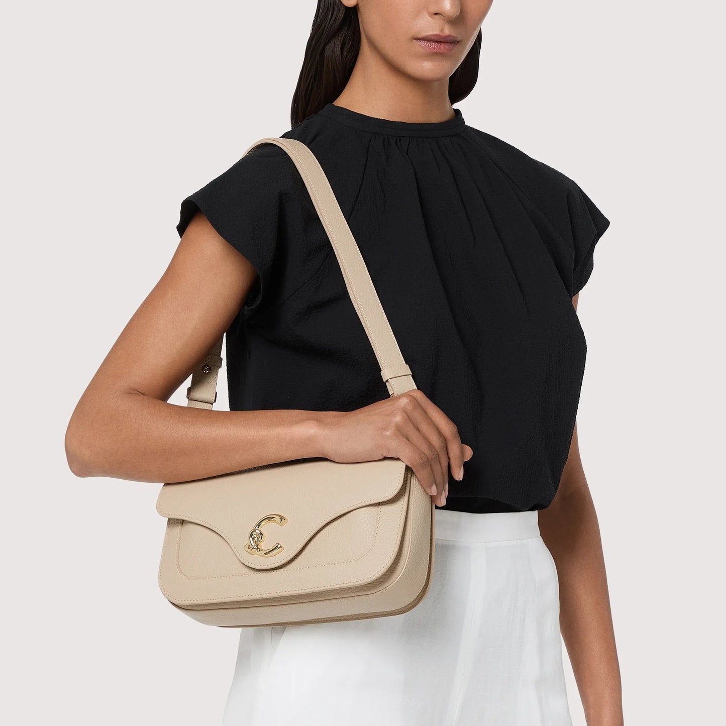 Бежева італійська шкіряна жіноча сумка Coccinelle C-Me Medium E1 SSL 12 03 01 N64