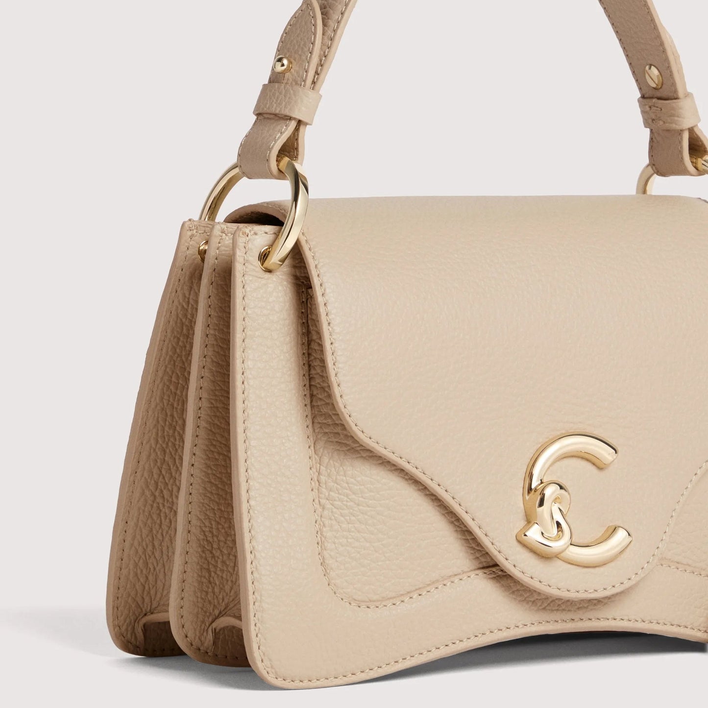 Бежева італійська шкіряна жіноча сумка Coccinelle C-Me Small E1 SSL 18 02 01 N64