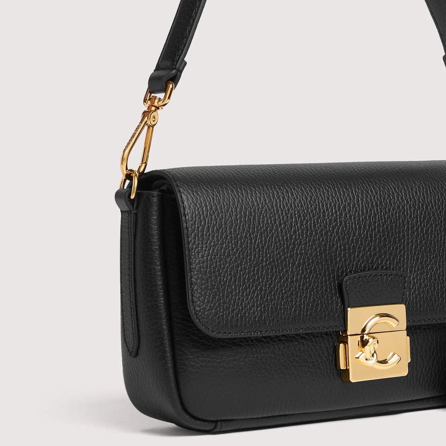 Чорна італійська шкіряна жіноча сумка Coccinelle C-Me Lock Medium E1 U4K 12 02 01 001