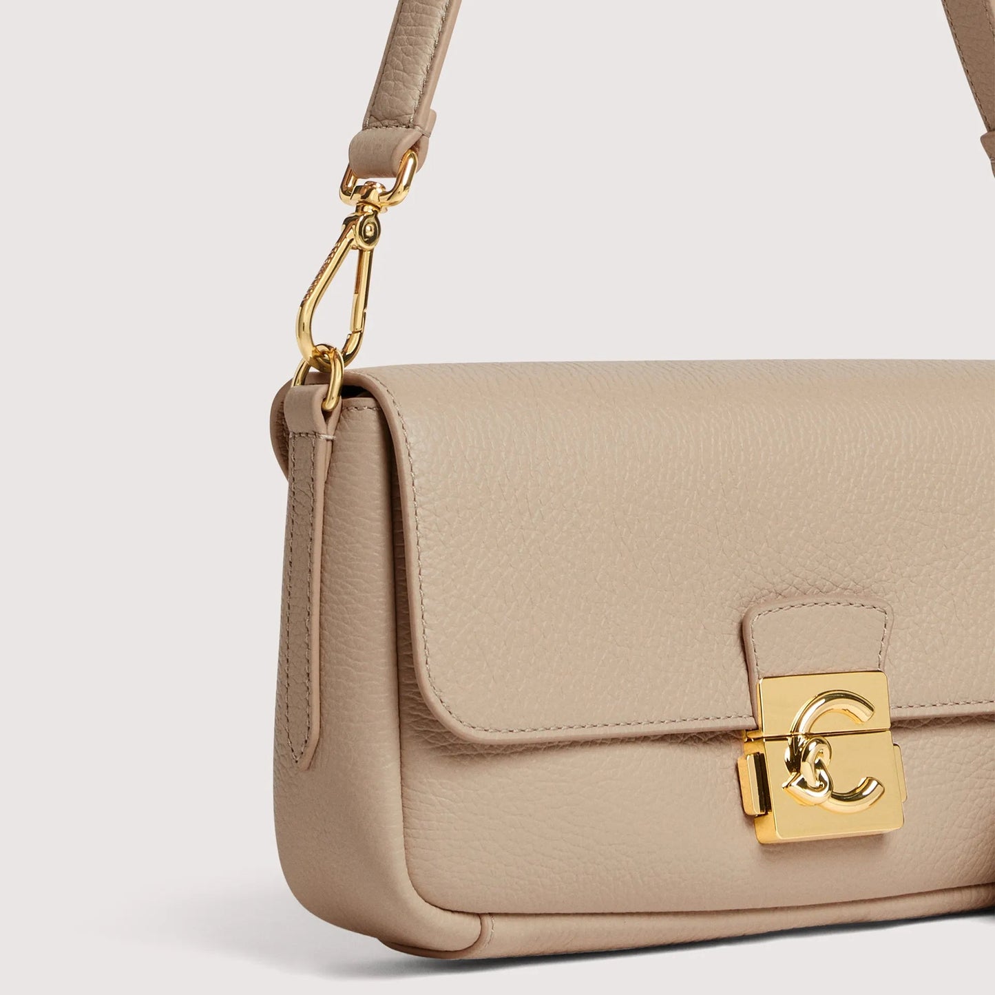 Пісочна італійська шкіряна жіноча сумка Coccinelle C-Me Lock Medium E1 U4K 12 02 01 N64