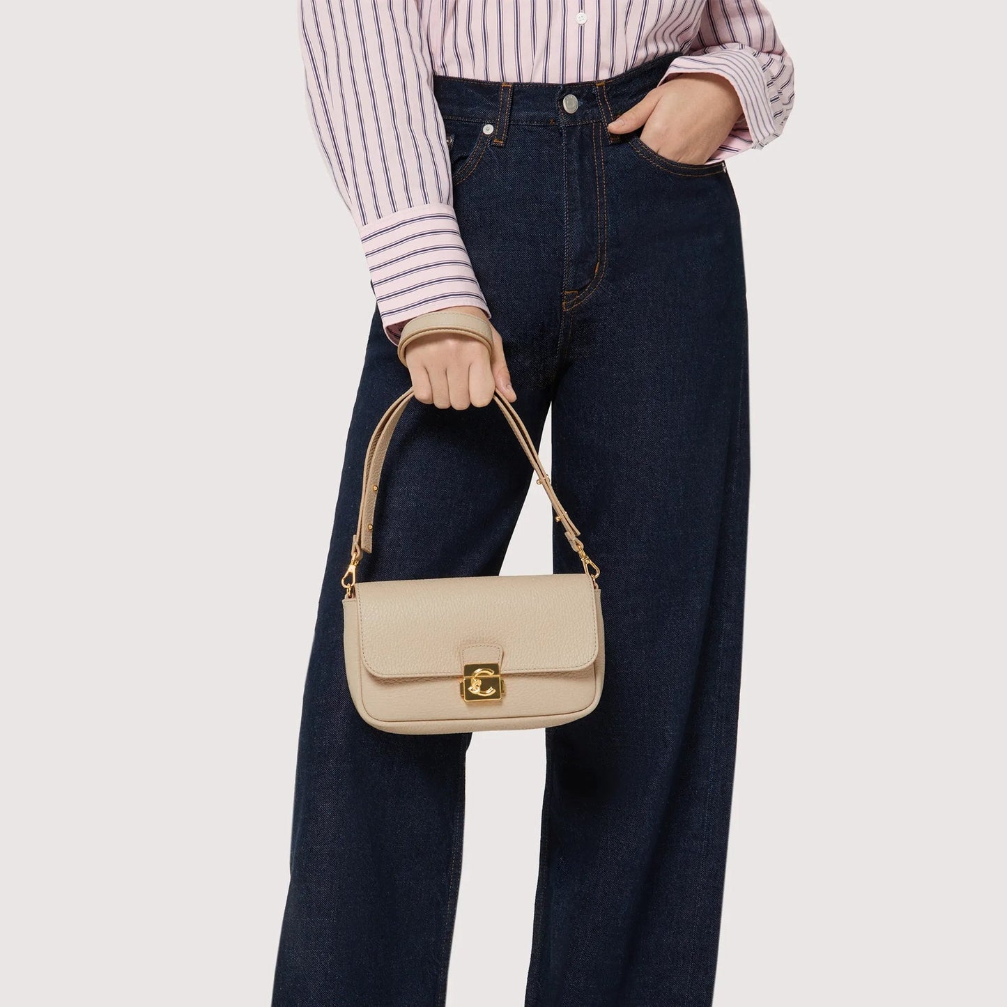 Бежева італійська шкіряна жіноча сумка Coccinelle C-Me Lock Mini E5 U4K 52 01 01 N64