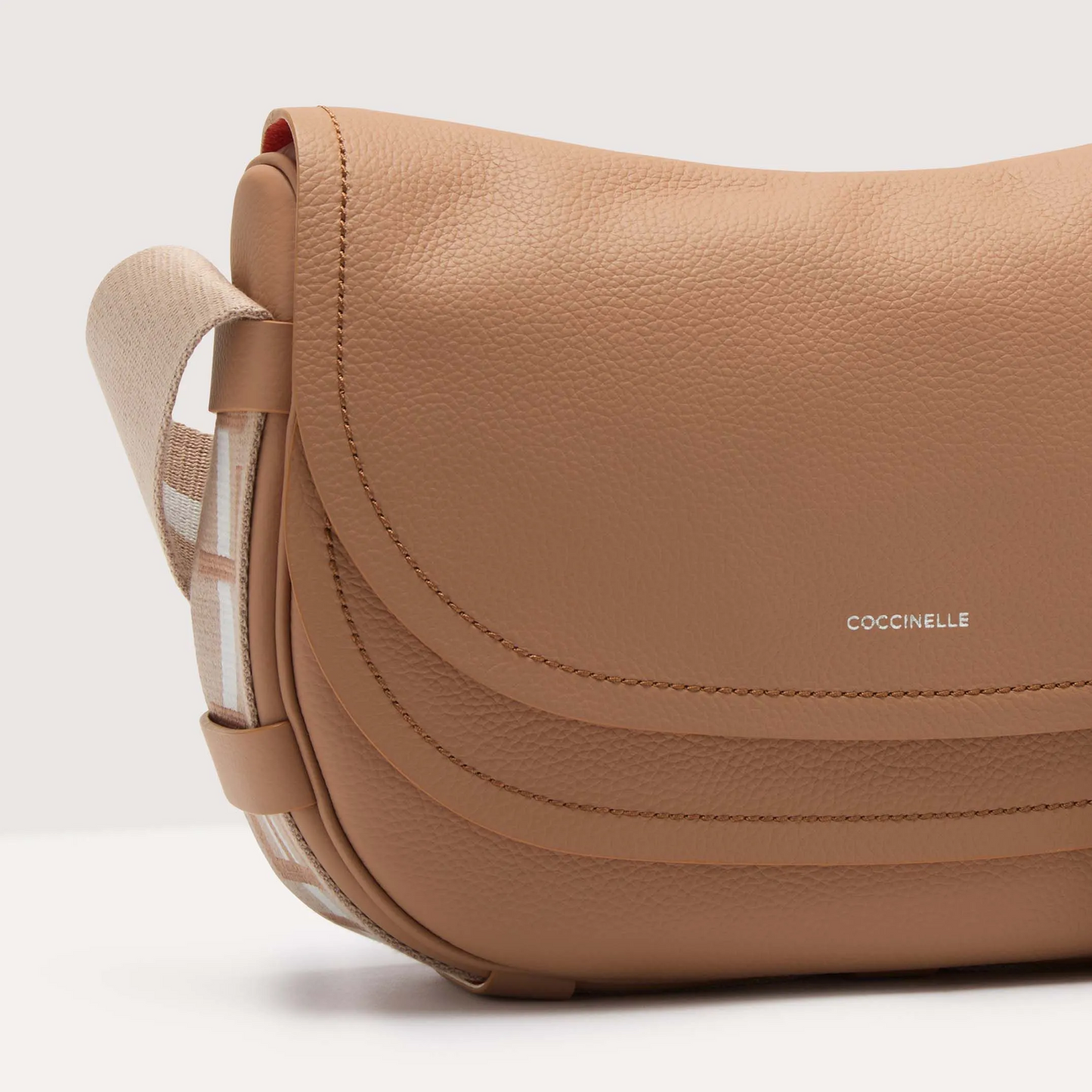 Бежева італійська шкіряна жіноча сумка Coccinelle Raquel Large E1 SQ0 15 01 01 300
