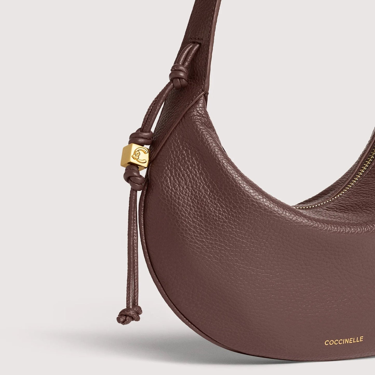 Італійська шкіряна жіноча сумка Coccinelle Thess Small E1 VCA 13 03 01 R49 кольору бургунді