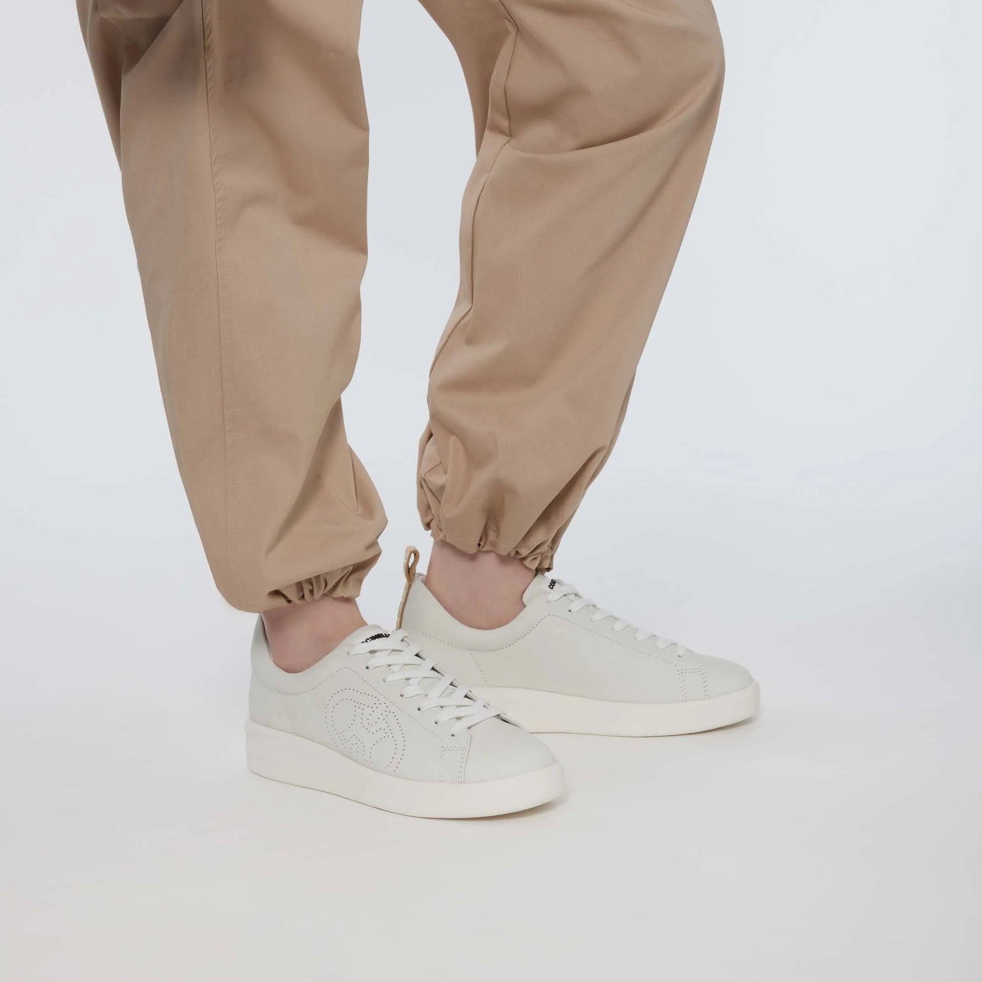 Білі італійські шкіряні жіночі кеди Coccinelle Monogram Perforee Sneakers E4 PWT 24 01 01 877