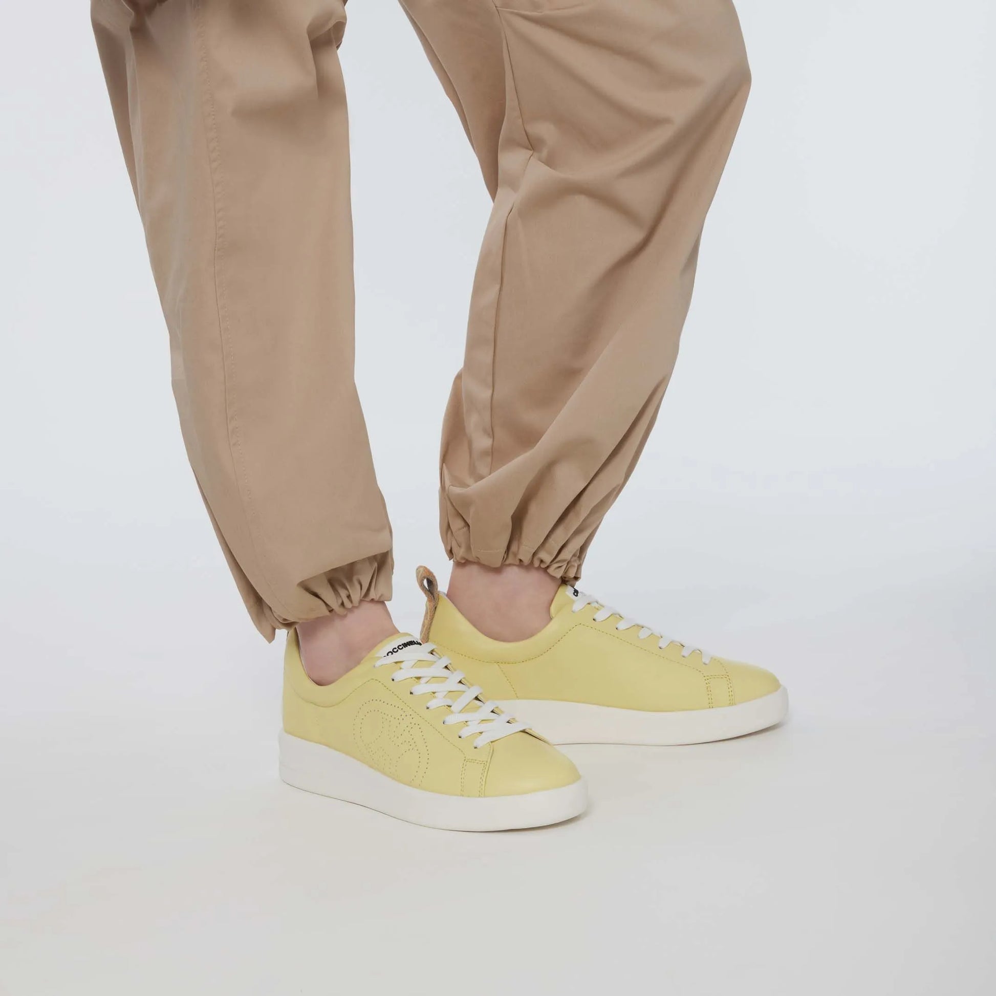 Лимонні італійські шкіряні жіночі кеди Coccinelle Monogram Perforee Sneakers E4 PWT 24 01 01 G61
