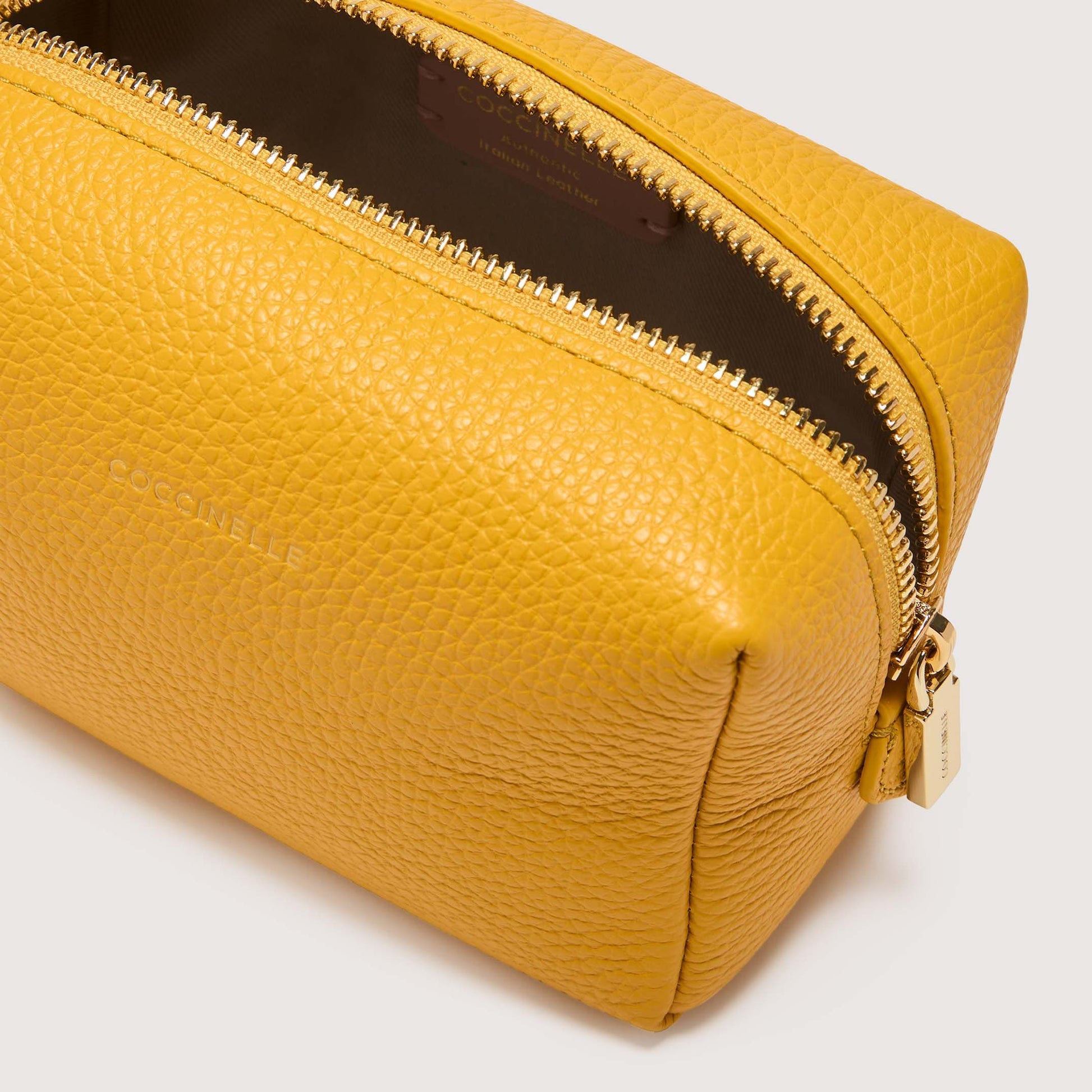 Жовта італійська шкіряна жіноча косметичка Coccinelle Trousse Maxi E5 MT5 25 F7 01 J19