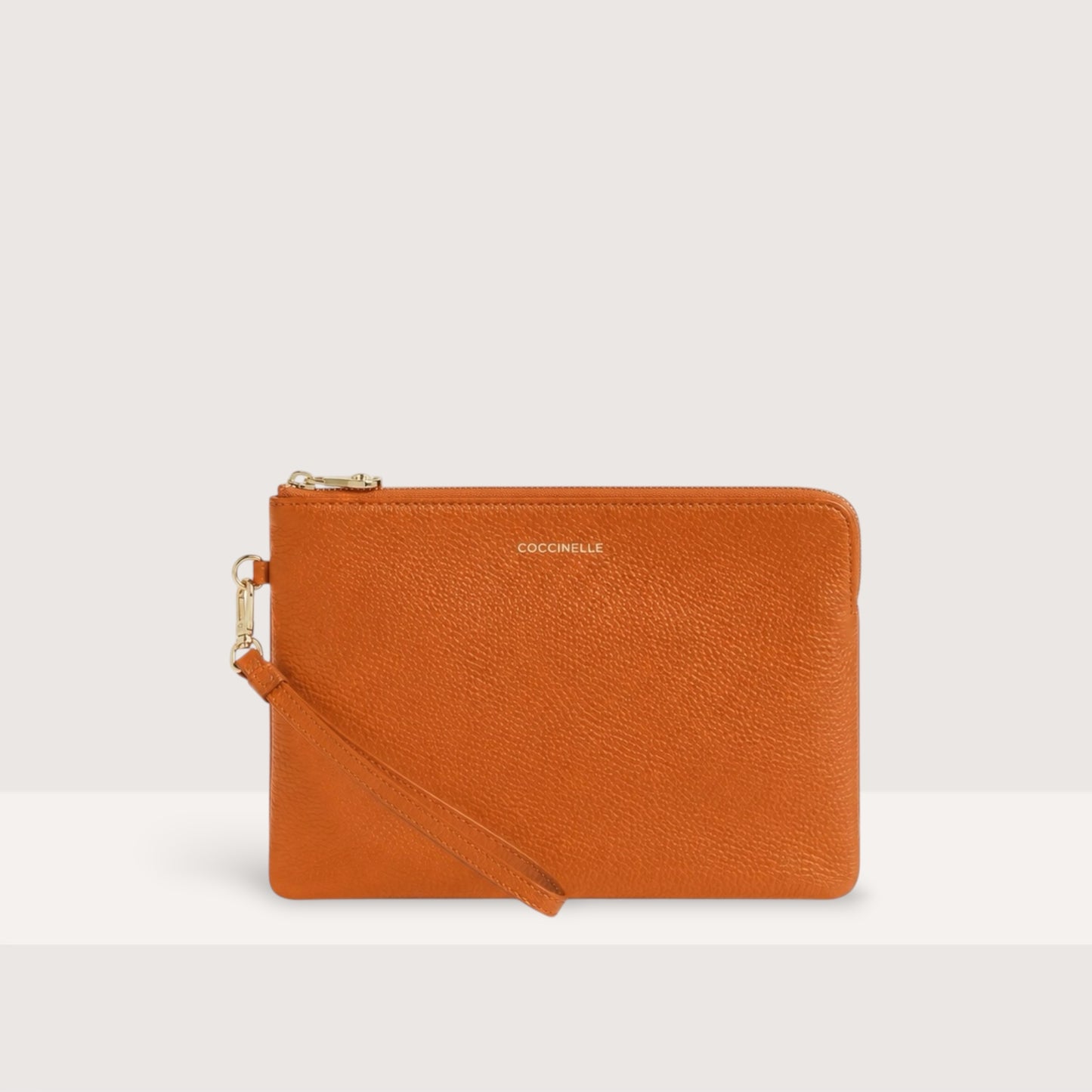 Бежева італійська шкіряна жіноча косметичка Coccinelle C-Me Softy Medium E5 TBM 19 02 01 R41
