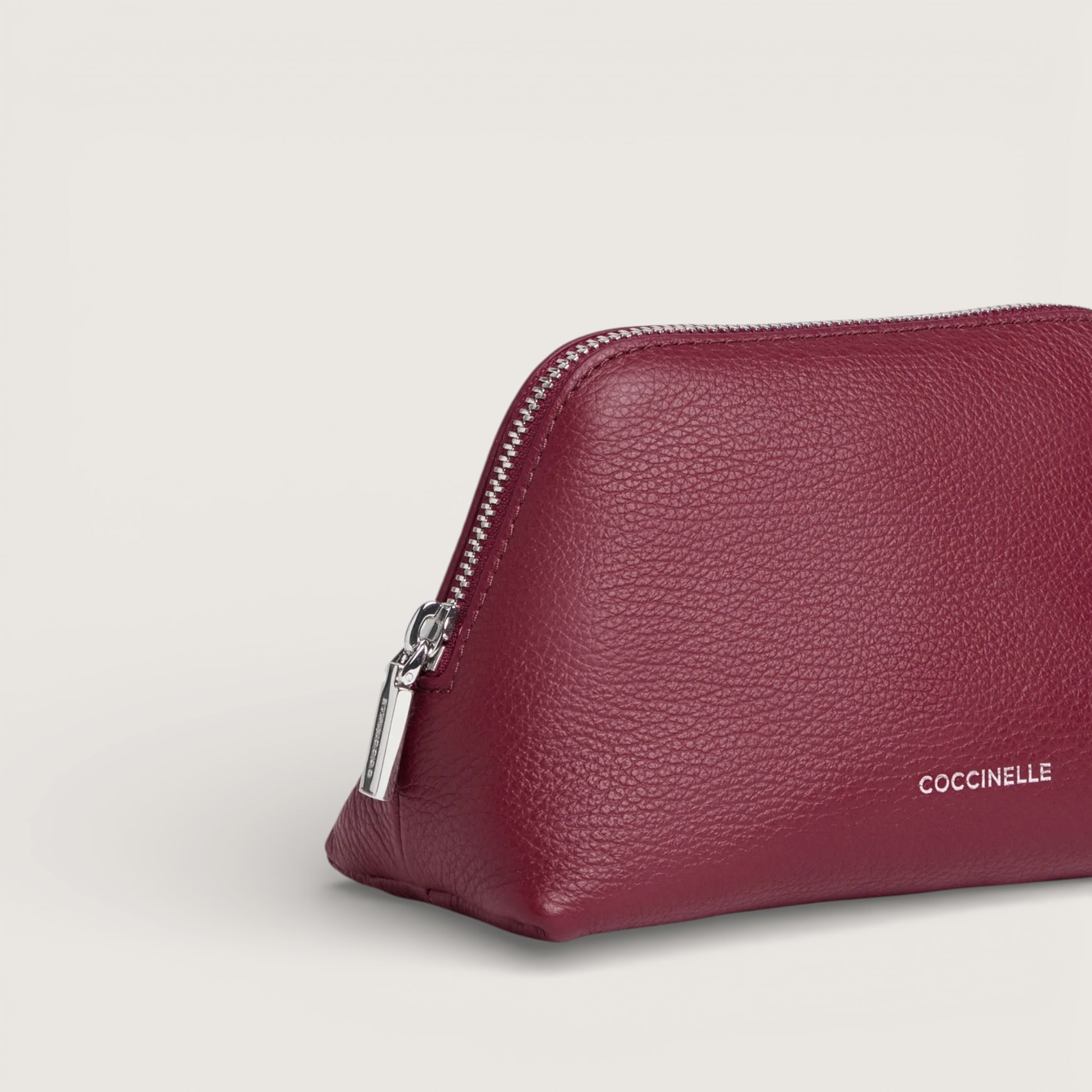Бордова італійська шкіряна жіноча косметичка Coccinelle E5 TMF 25 01 01 R52