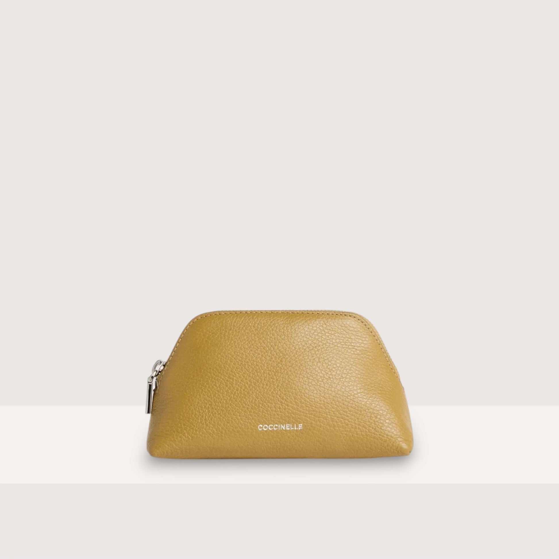 Оливкова італійська шкіряна жіноча косметичка Coccinelle Helga Small E5 TMF 25 02 01 G43