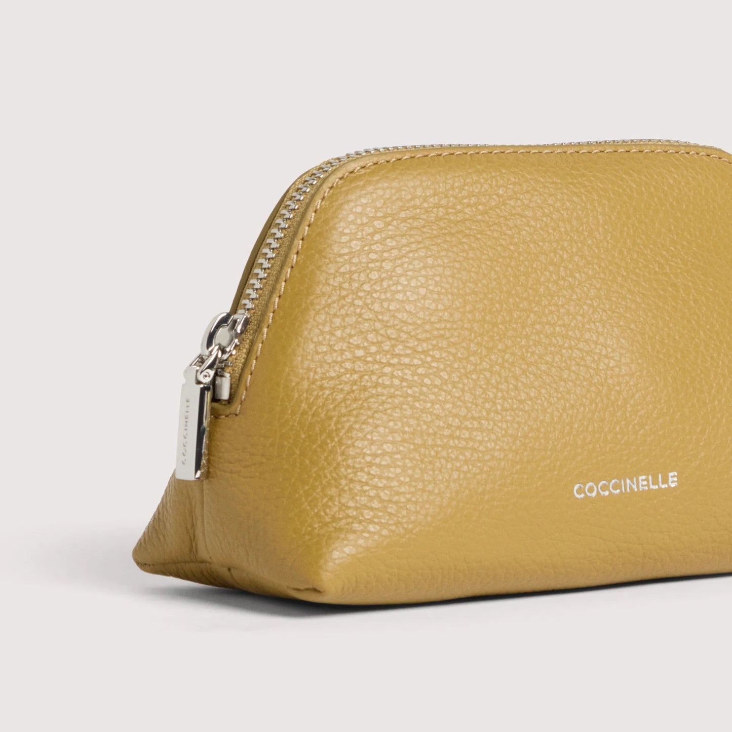 Оливкова італійська шкіряна жіноча косметичка Coccinelle Helga Small E5 TMF 25 02 01 G43