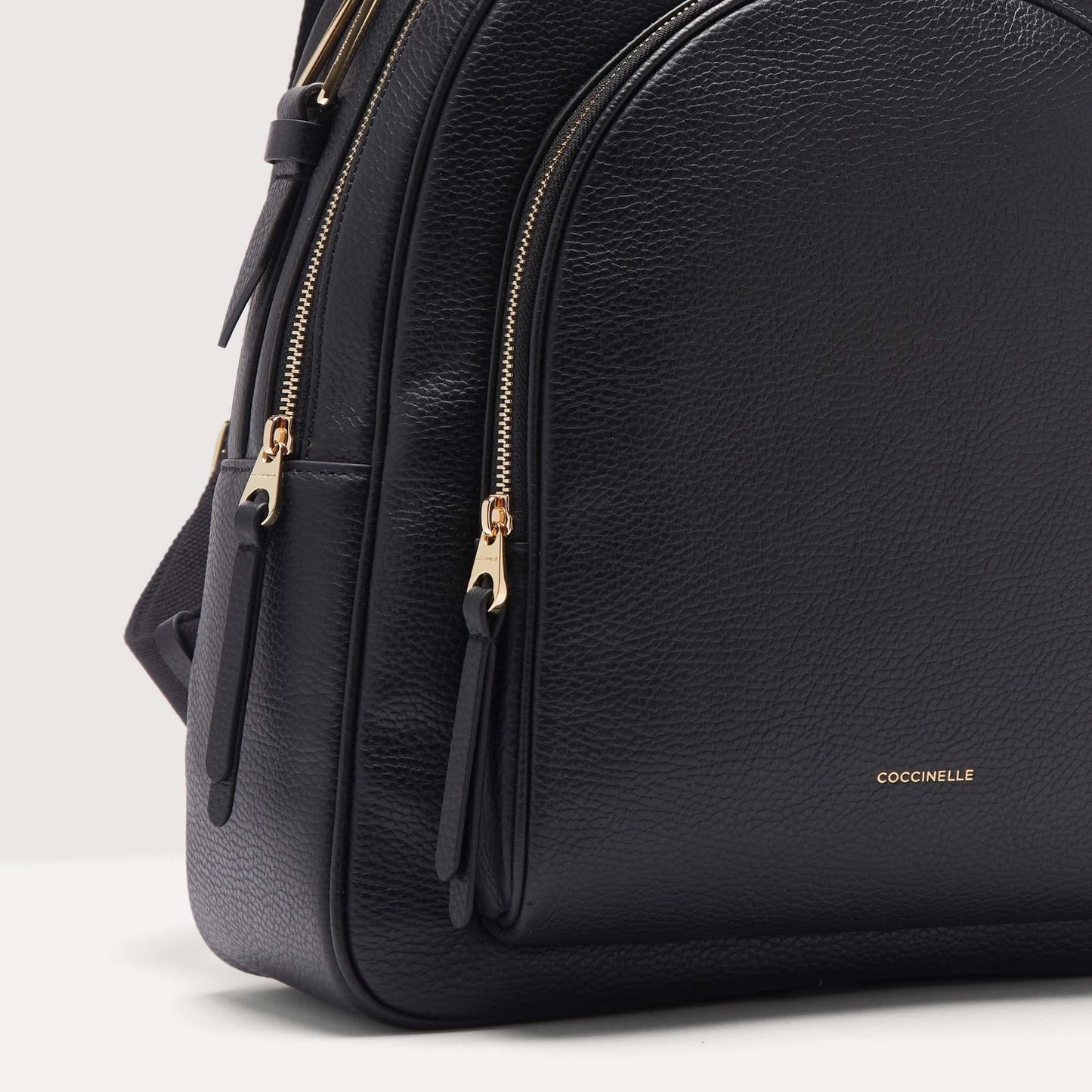 Чорний італійський шкіряний жіночий рюкзак Coccinelle Malory Large E1 R1K 14 01 01 001