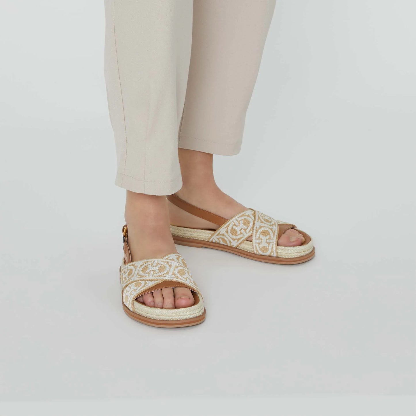 Бежеві італійські шкіряні жіночі сандалі Coccinelle Monogram Ribbon E4QWS 18 01 01 845