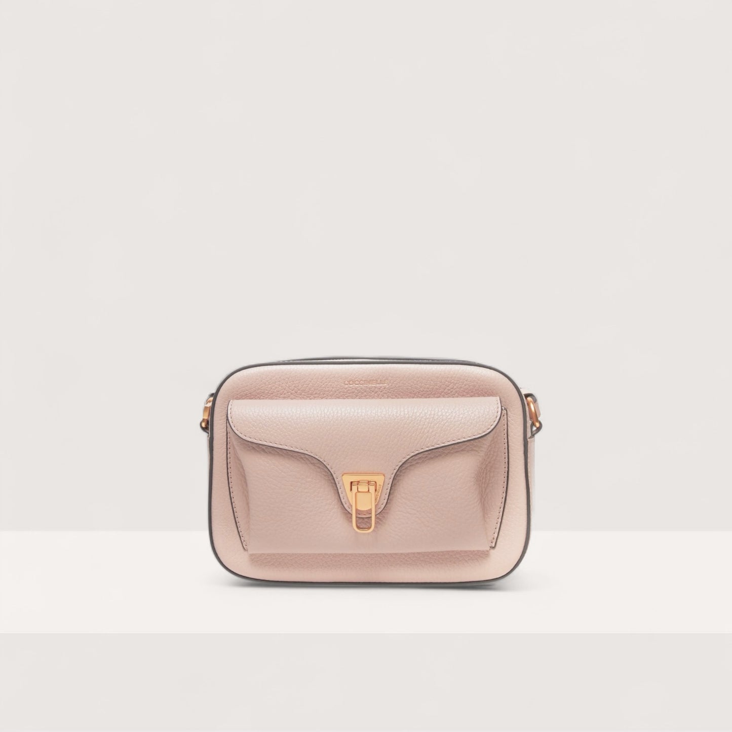 Пудрова італійська шкіряна жіноча сумка Coccinelle Beat Soft Small Soft E1 MF6 15 02 01 N12