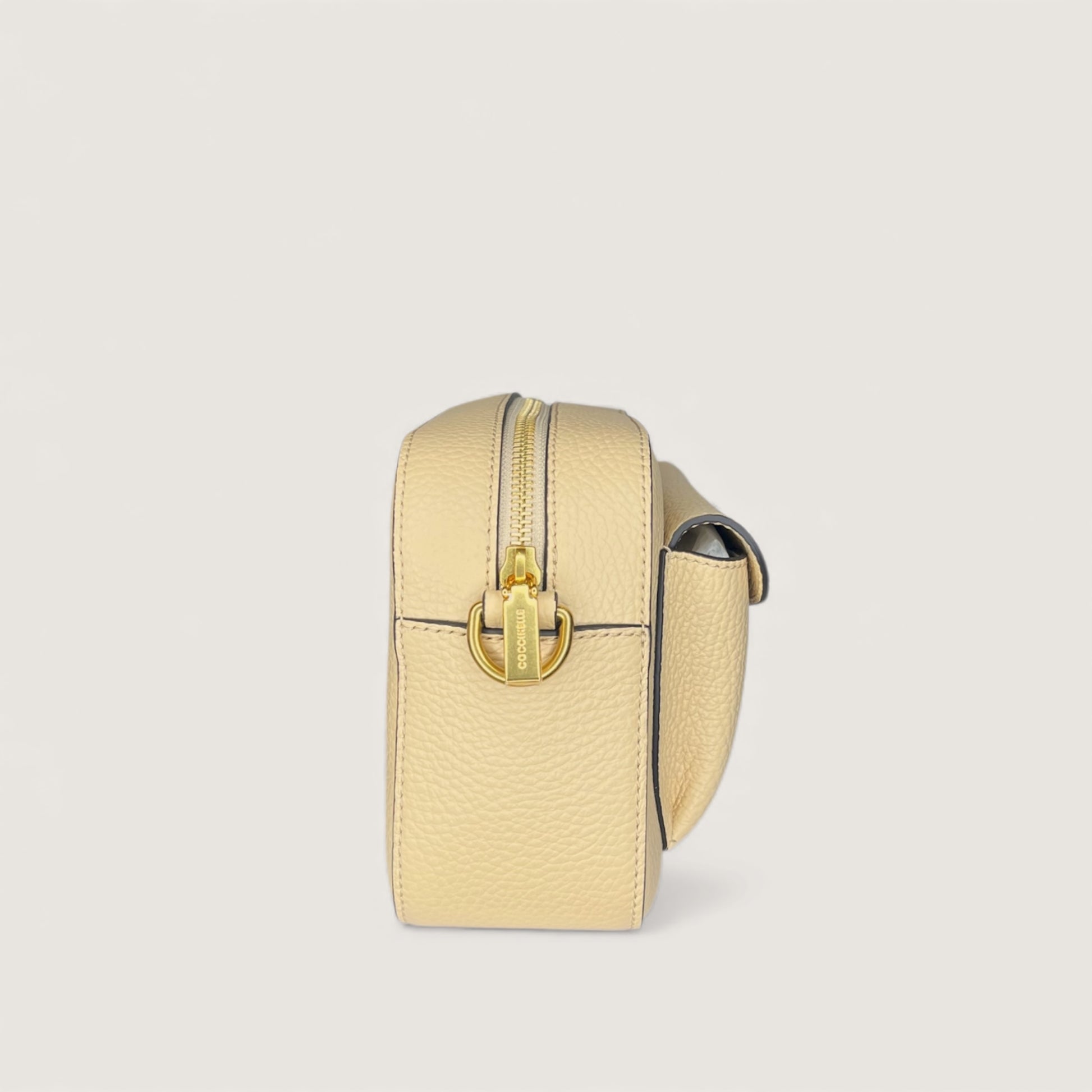 Бежева італійська шкіряна жіноча сумка Coccinelle Beat Soft Ribbon Small Soft Ribb E1 NOF 15 02 01 J24