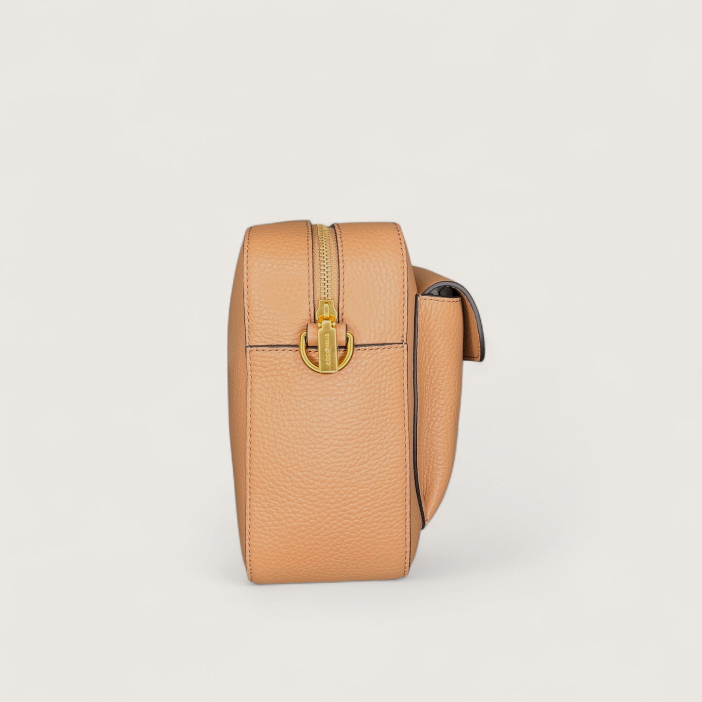 Бежева італійська шкіряна жіноча сумка Coccinelle Beat Soft Ribbon Medium Soft Ribb E1 NOF 15 04 01 N71