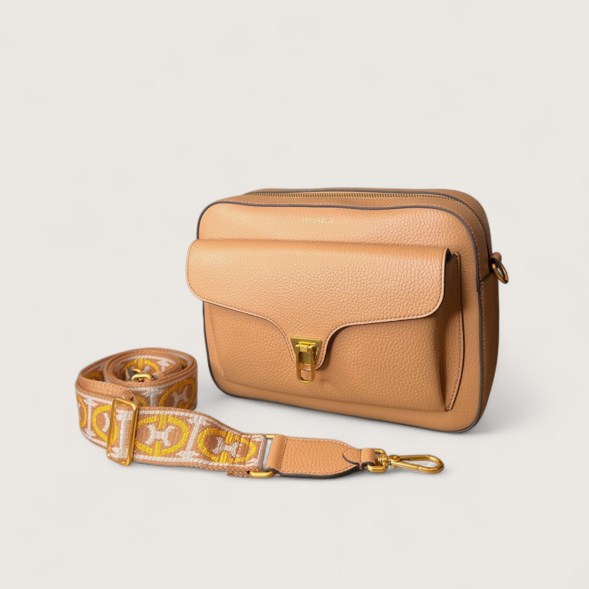 Бежева італійська шкіряна жіноча сумка Coccinelle Beat Soft Ribbon Medium Soft Ribb E1 NOF 15 04 01 N71