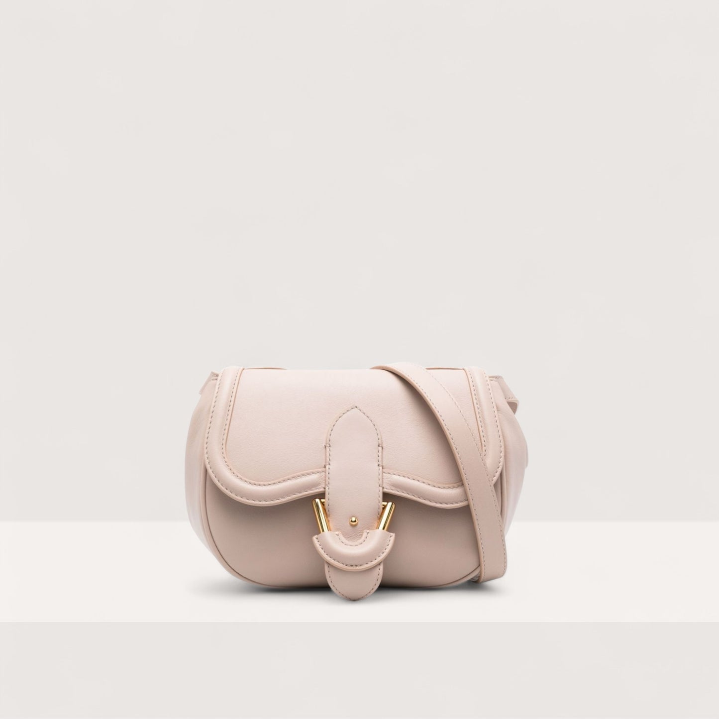 Пудрова італійська шкіряна жіноча сумка Coccinelle Blake Smooth Small Smooth E1 REK 15 01 01 N12
