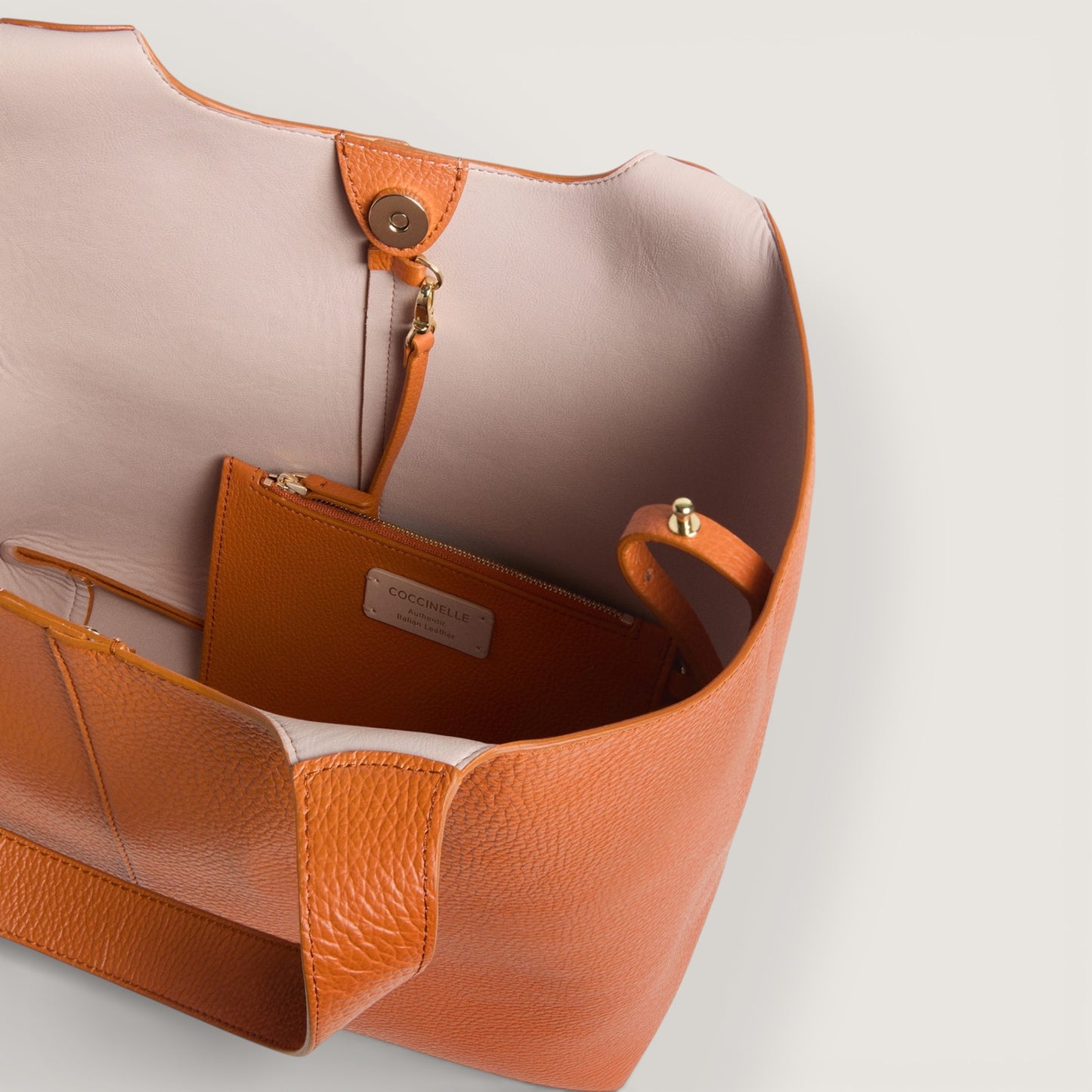 Помаранчева італійська шкіряна жіноча сумка Coccinelle C-Easy Large E1 SHA 11 01 01 R41