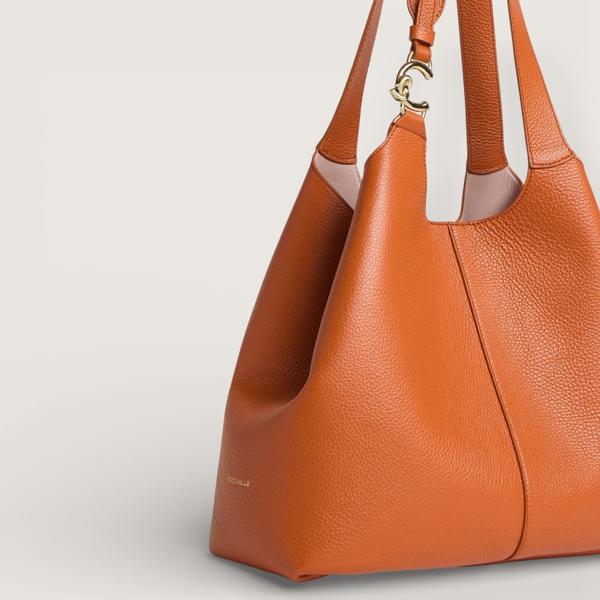 Помаранчева італійська шкіряна жіноча сумка Coccinelle C-Easy Large E1 SHA 11 01 01 R41