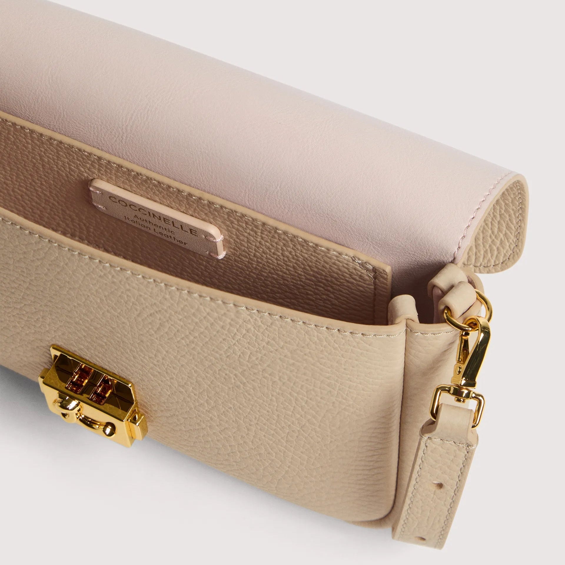 Бежева італійська шкіряна жіноча сумка Coccinelle C-Me Lock Mini E5 U4K 52 01 01 N64