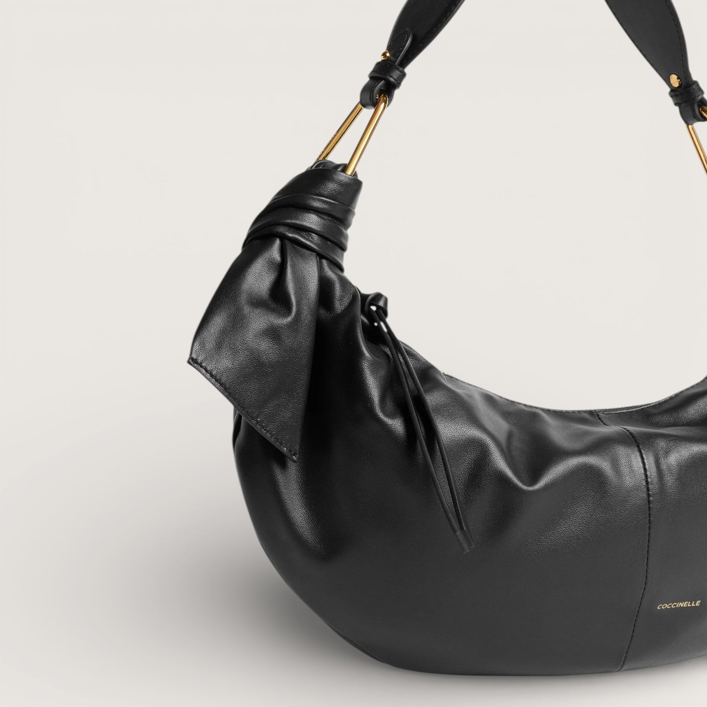 Чорна італійська шкіряна жіноча сумка Coccinelle Furoshiki Medium E1 U1A 13 02 01 001