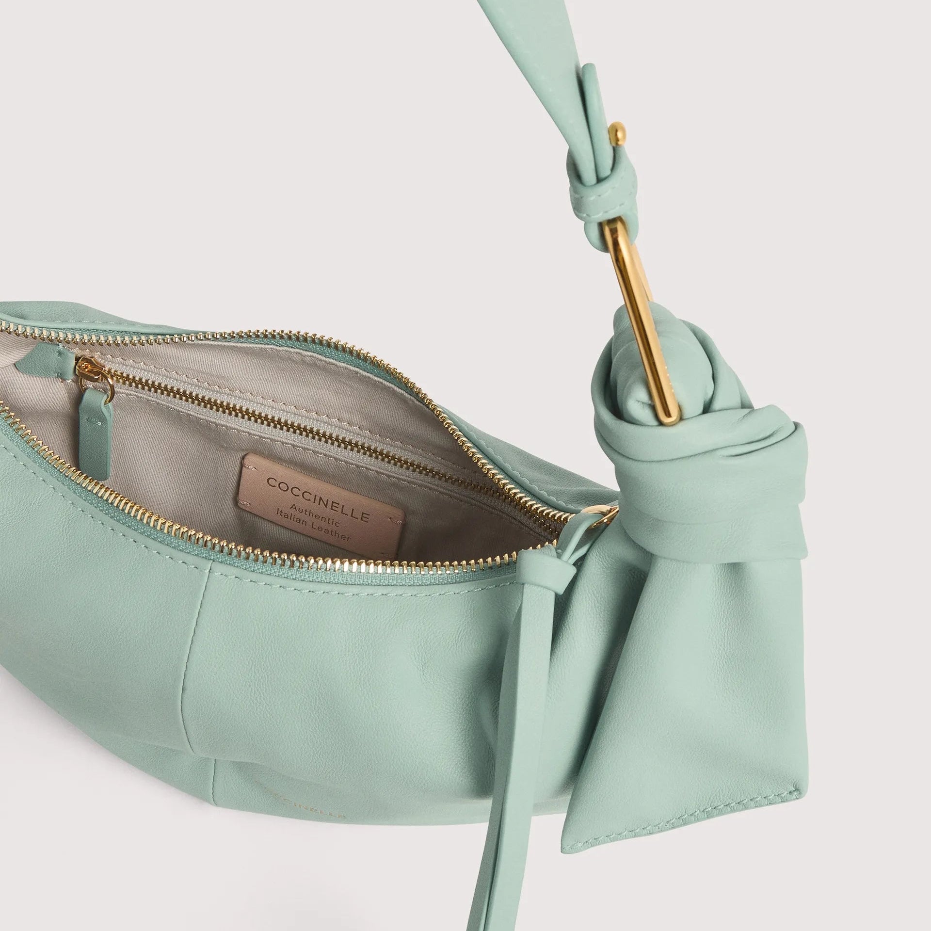 Блакитна італійська шкіряна жіноча сумка Coccinelle Furoshiki Small E1 U1A 13 03 01 B33