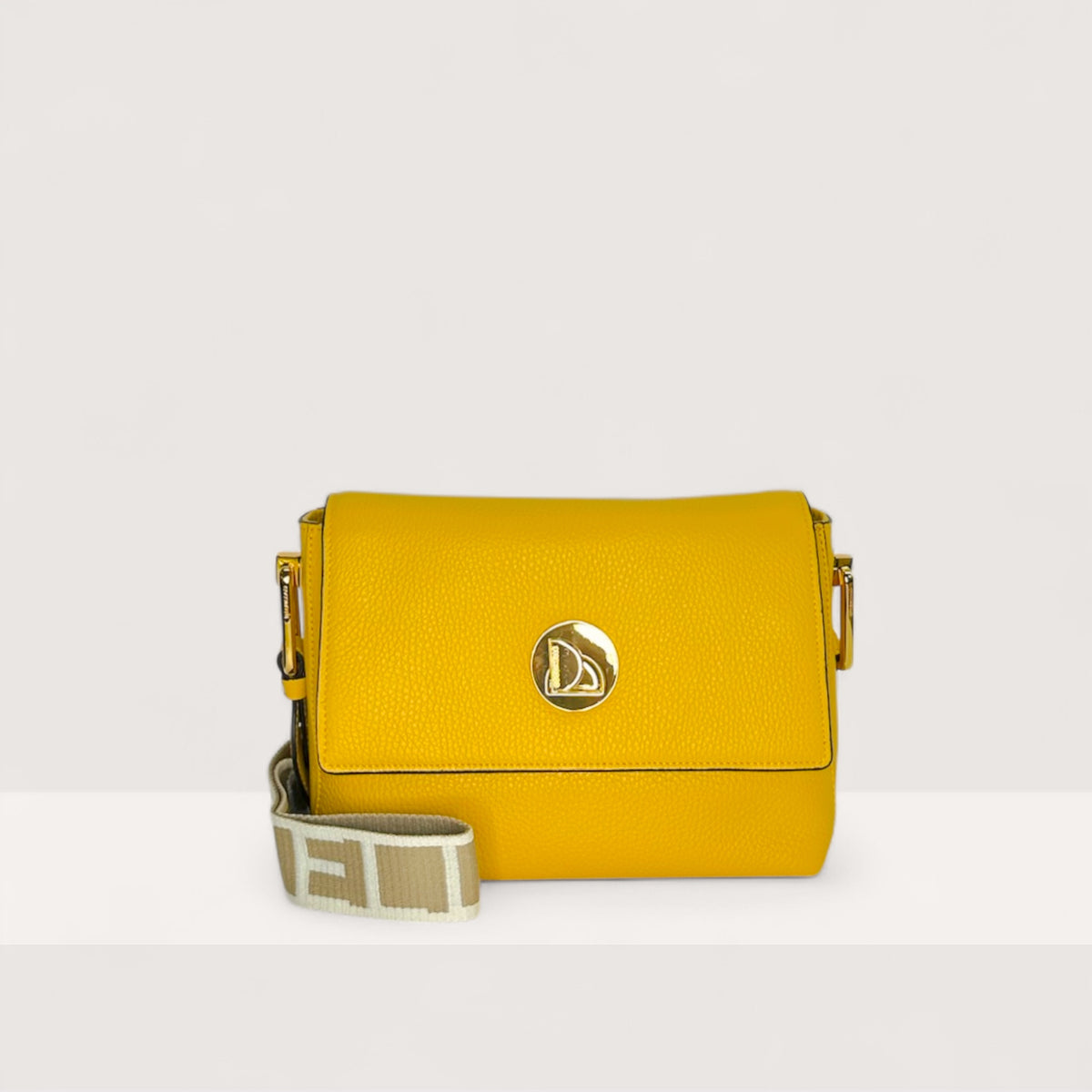 Жовта італійська шкіряна жіноча сумка Coccinelle Liya Signature Medium Signature E1 ND3 12 06 21 J19