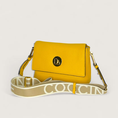 Жовта італійська шкіряна жіноча сумка Coccinelle Liya Signature Medium Signature E1 ND3 12 06 21 J19