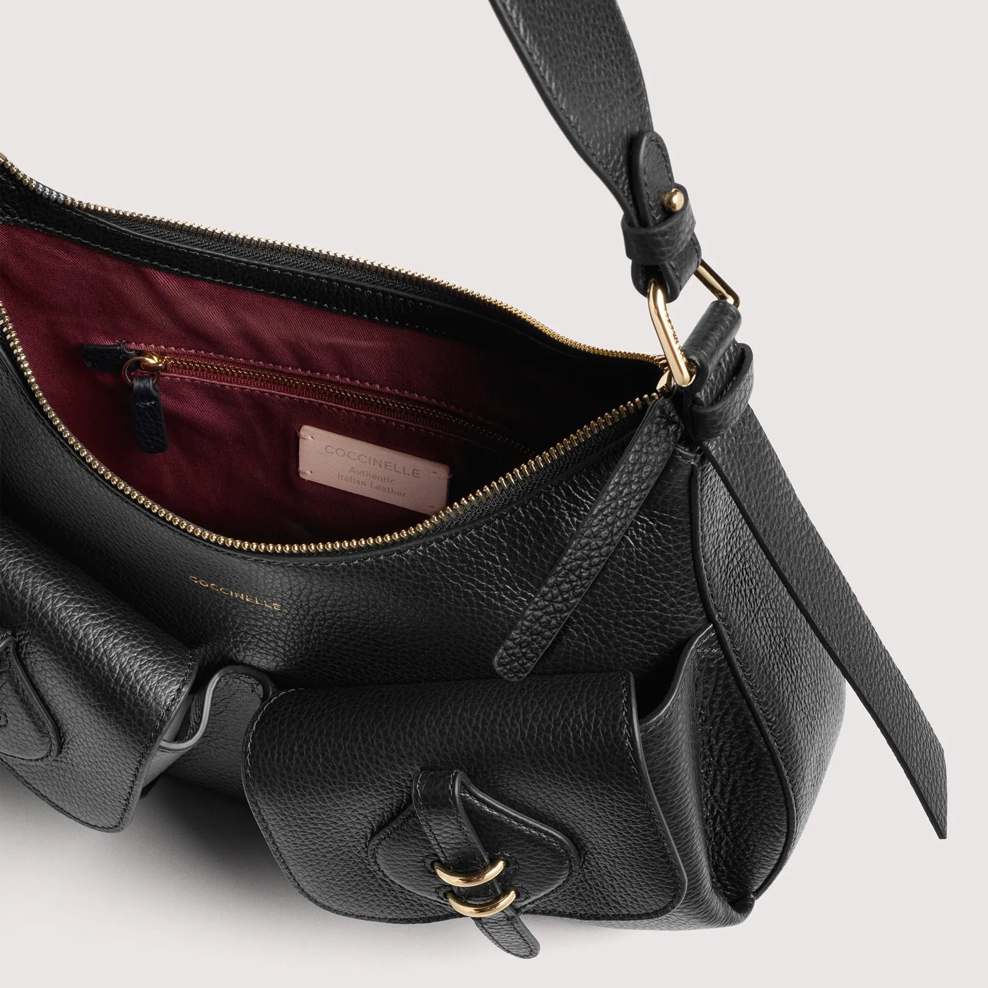 Чорна італійська шкіряна жіноча сумка Coccinelle Mavery Pocket Medium E1 VGK 12 01 01 001