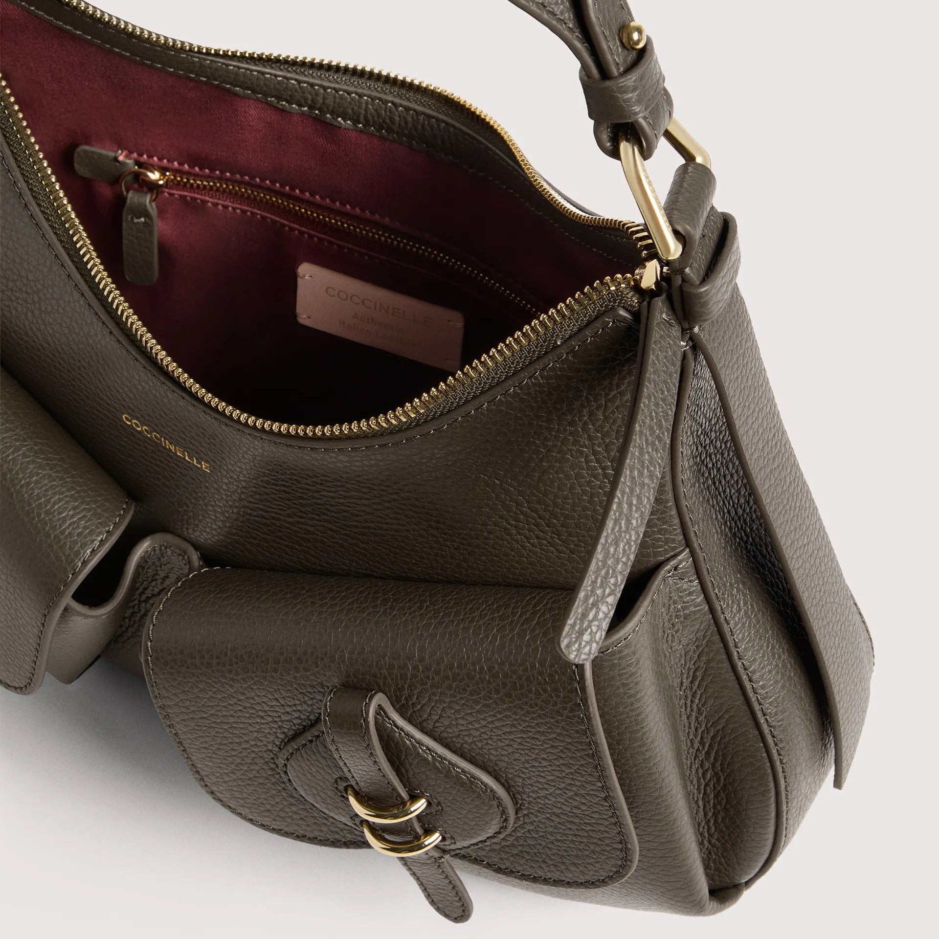 Італійська шкіряна жіноча сумка Coccinelle Mavery Pocket Medium E1 VGK 12 01 01 W25 кольору хакі