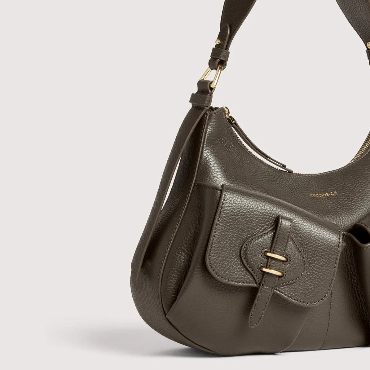 Італійська шкіряна жіноча сумка Coccinelle Mavery Pocket Medium E1 VGK 12 01 01 W25 кольору хакі