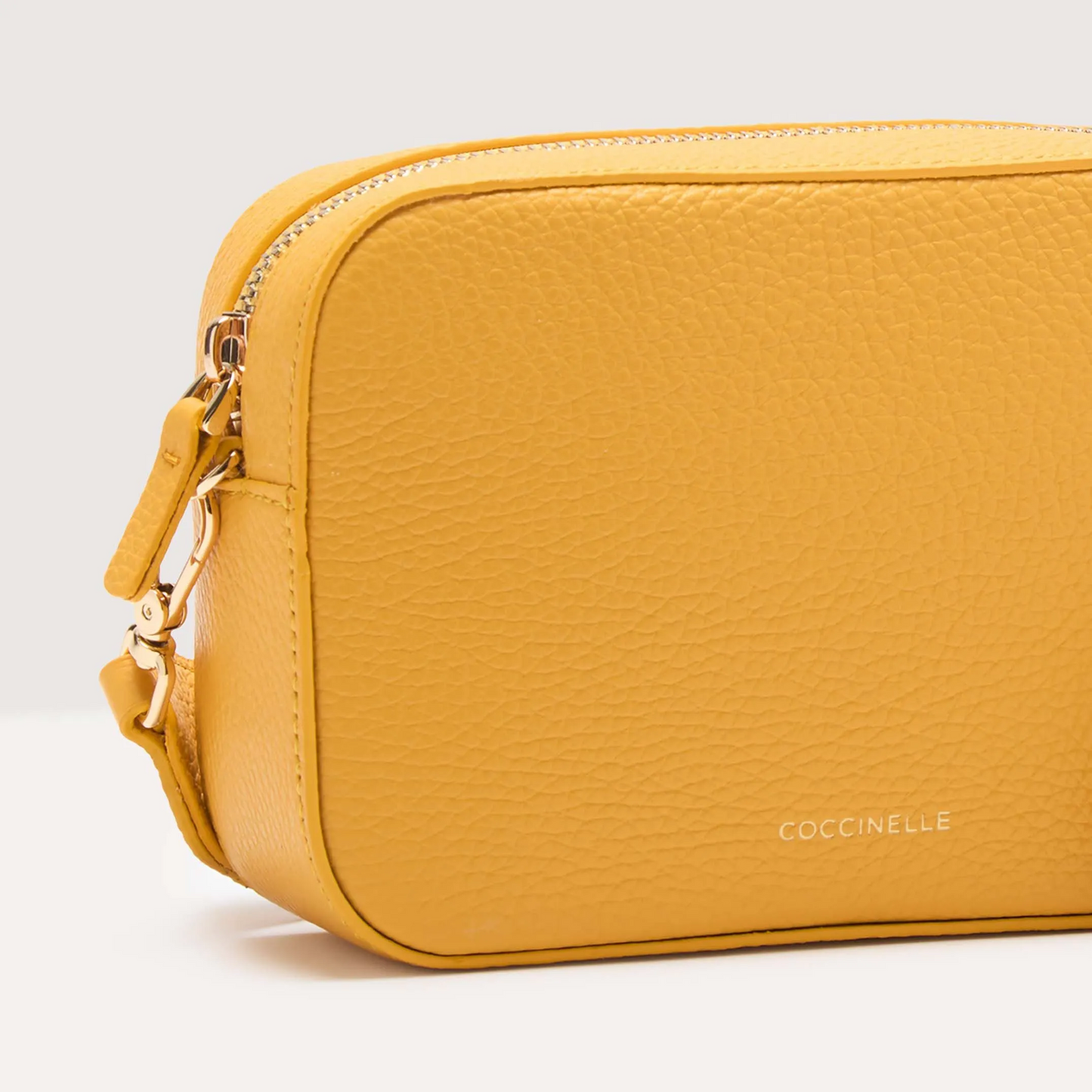 Жовта італійська шкіряна жіноча сумка Coccinelle Tebe Small E5 MN5 55 I1 01 J19