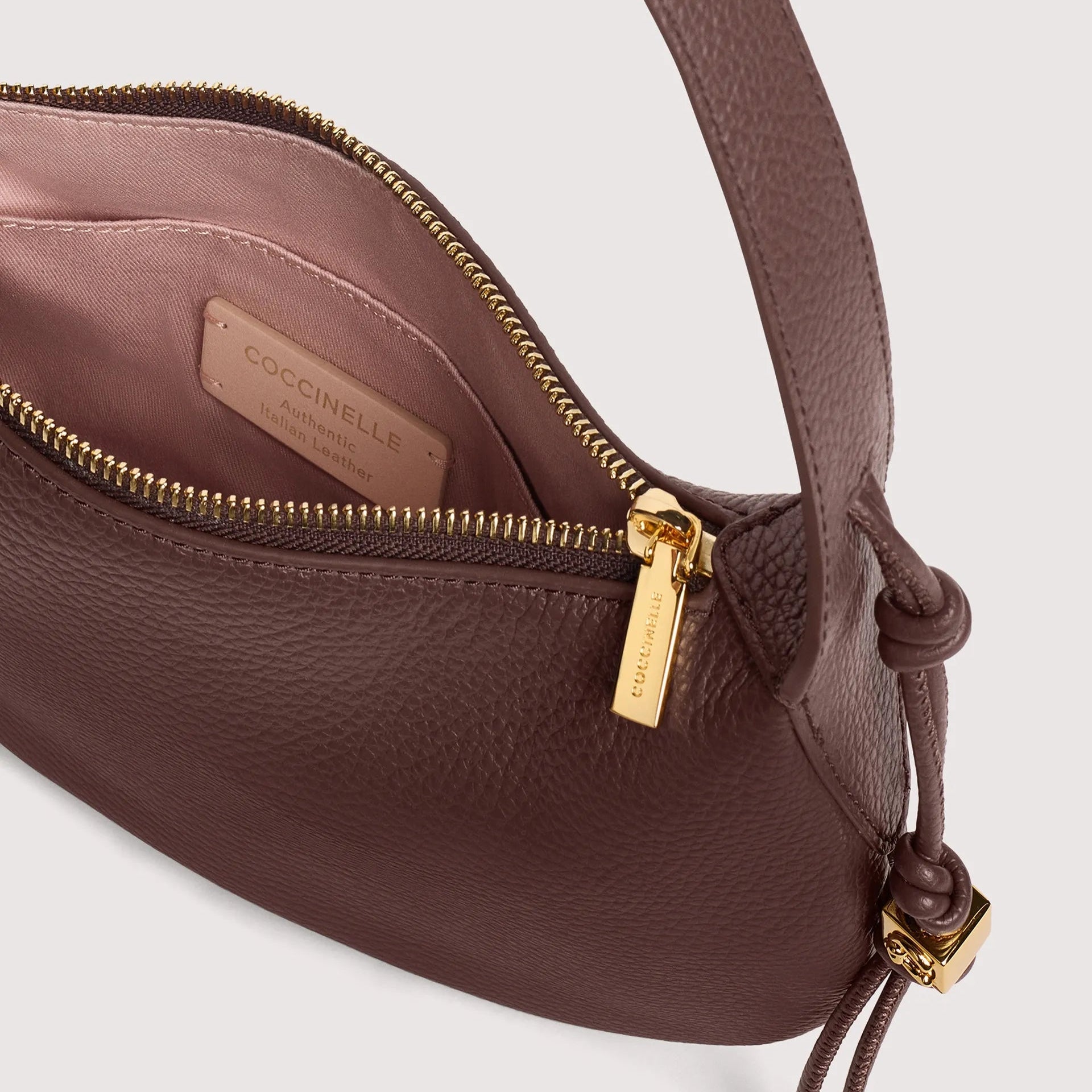 Італійська шкіряна жіноча сумка Coccinelle Thess Small E1 VCA 13 03 01 R49 кольору бургунді