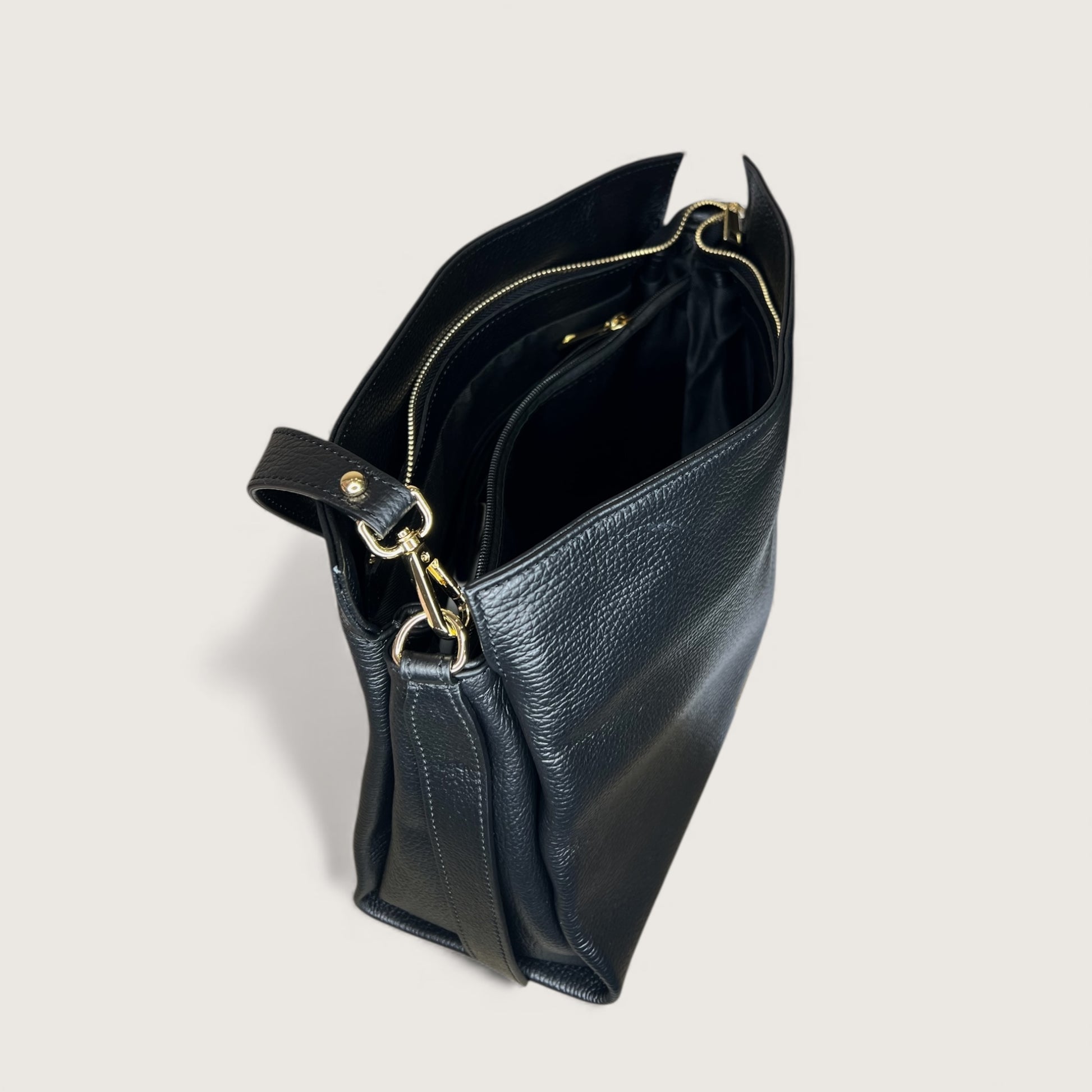 Чорна італійська шкіряна жіноча сумка Piumelli Christel D28 Black