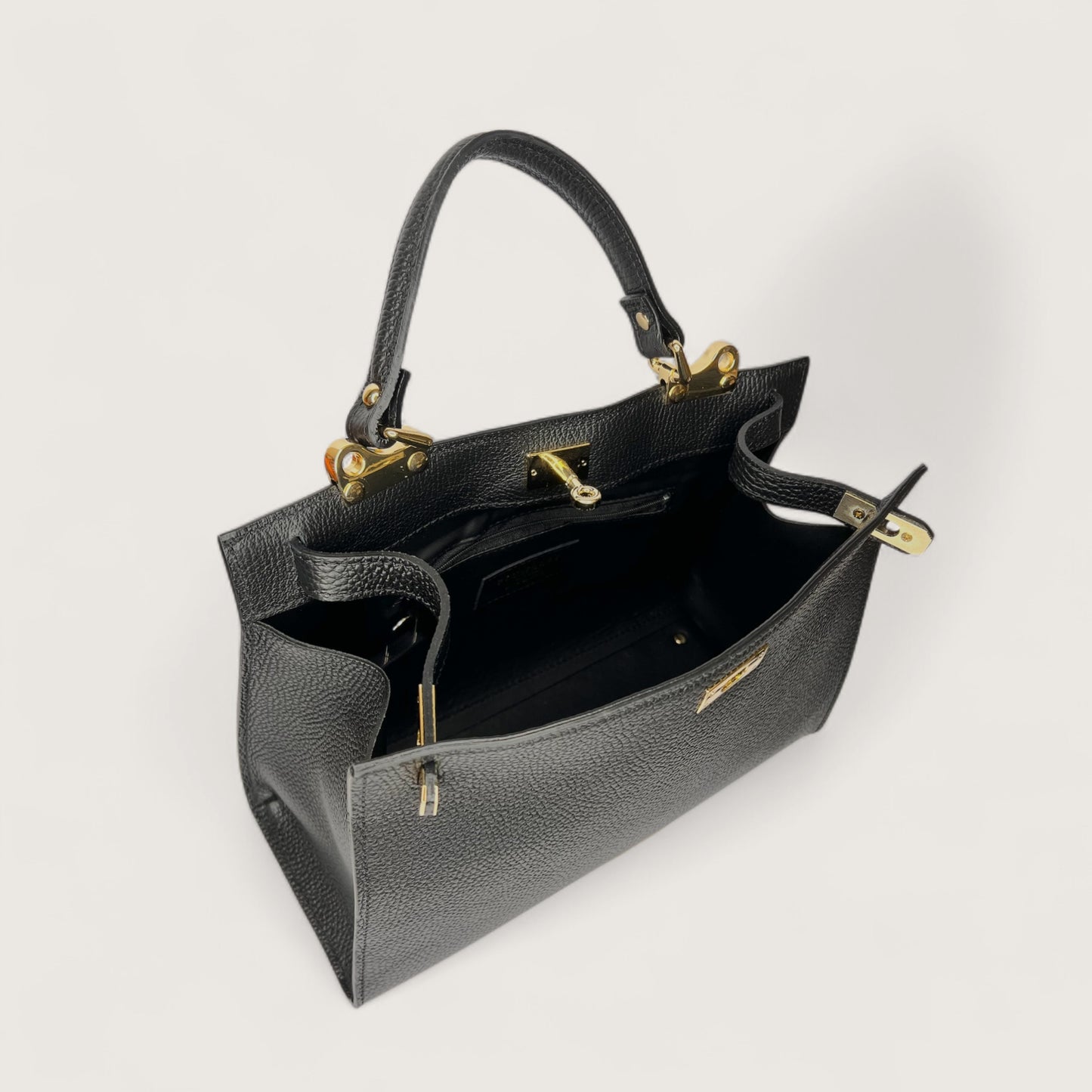 Чорна італійська шкіряна жіноча сумка Piumelli Laine M D28 Black