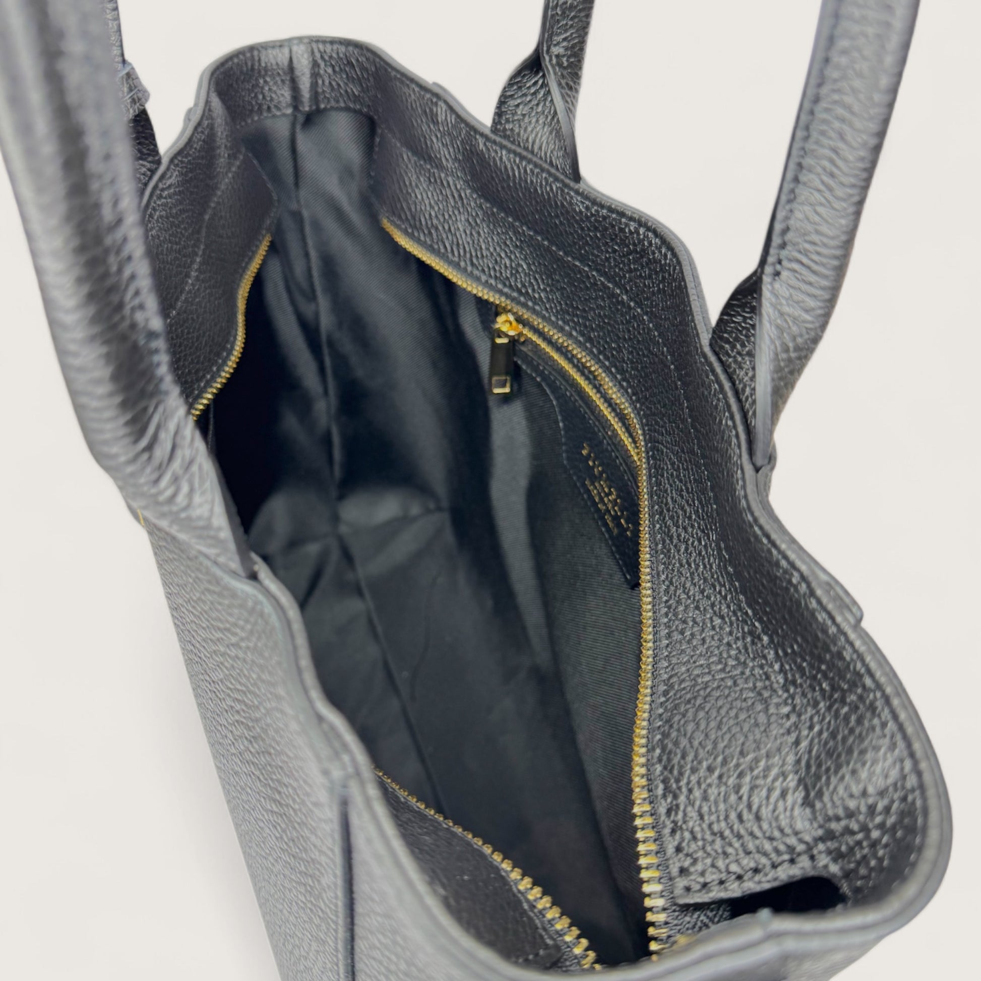 Чорна італійська шкіряна жіноча сумка Piumelli Margot M D28 Black