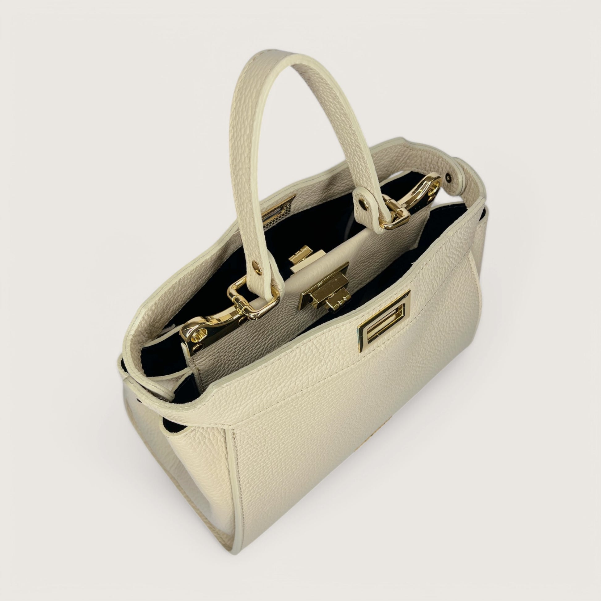 Біла італійська шкіряна жіноча сумка Piumelli Sharon М M Bag, D37 Off White