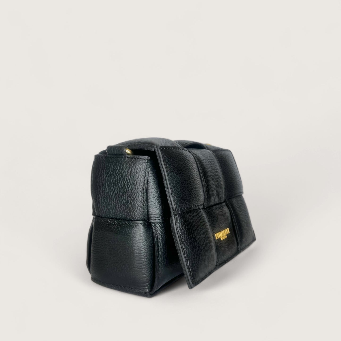 Чорна італійська шкіряна жіноча сумка Piumelli Soleil M Bag, D28 Black