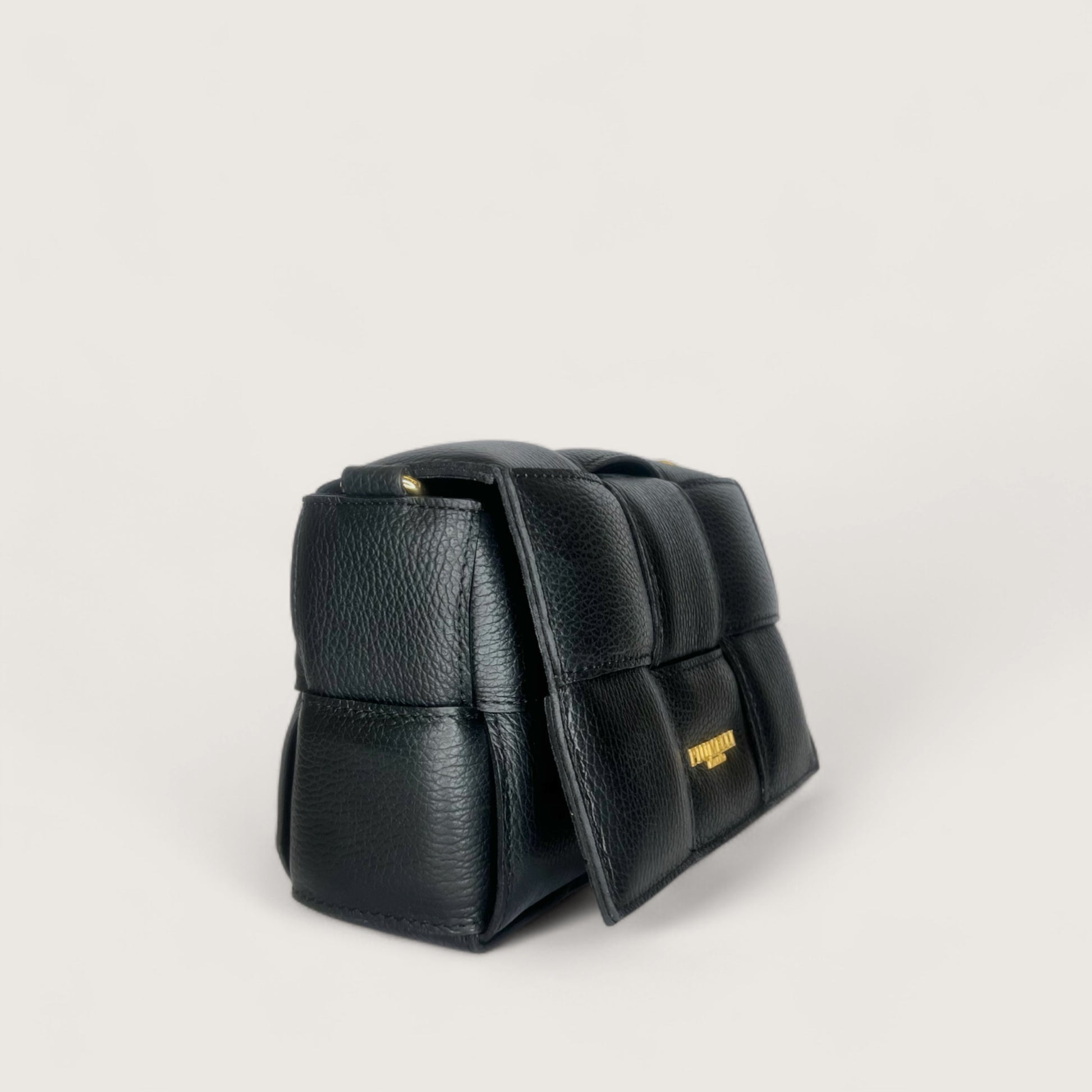 Чорна італійська шкіряна жіноча сумка Piumelli Soleil M Bag, D28 Black