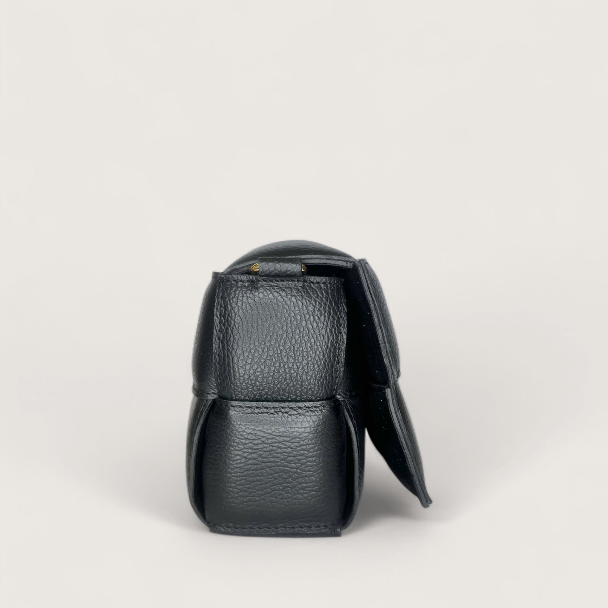 Чорна італійська шкіряна жіноча сумка Piumelli Soleil M Bag, D28 Black