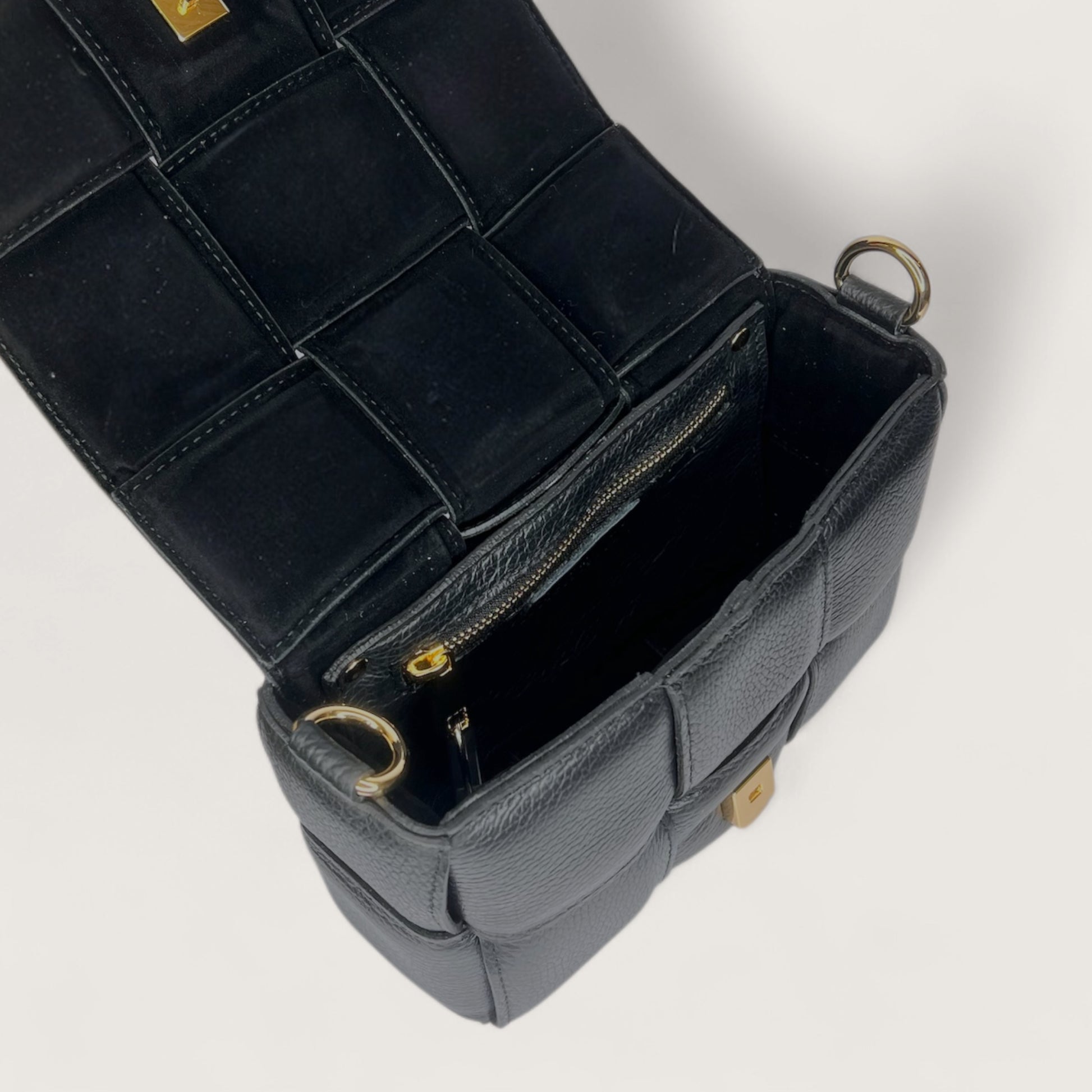 Чорна італійська шкіряна жіноча сумка Piumelli Soleil M Bag, D28 Black