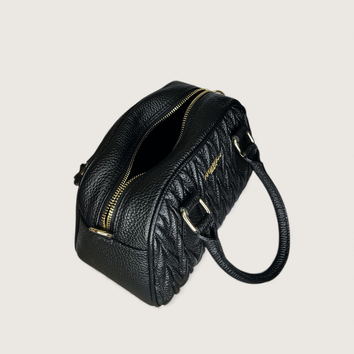 Чорна італійська шкіряна жіноча сумка Piumelli Sunny D28 Black