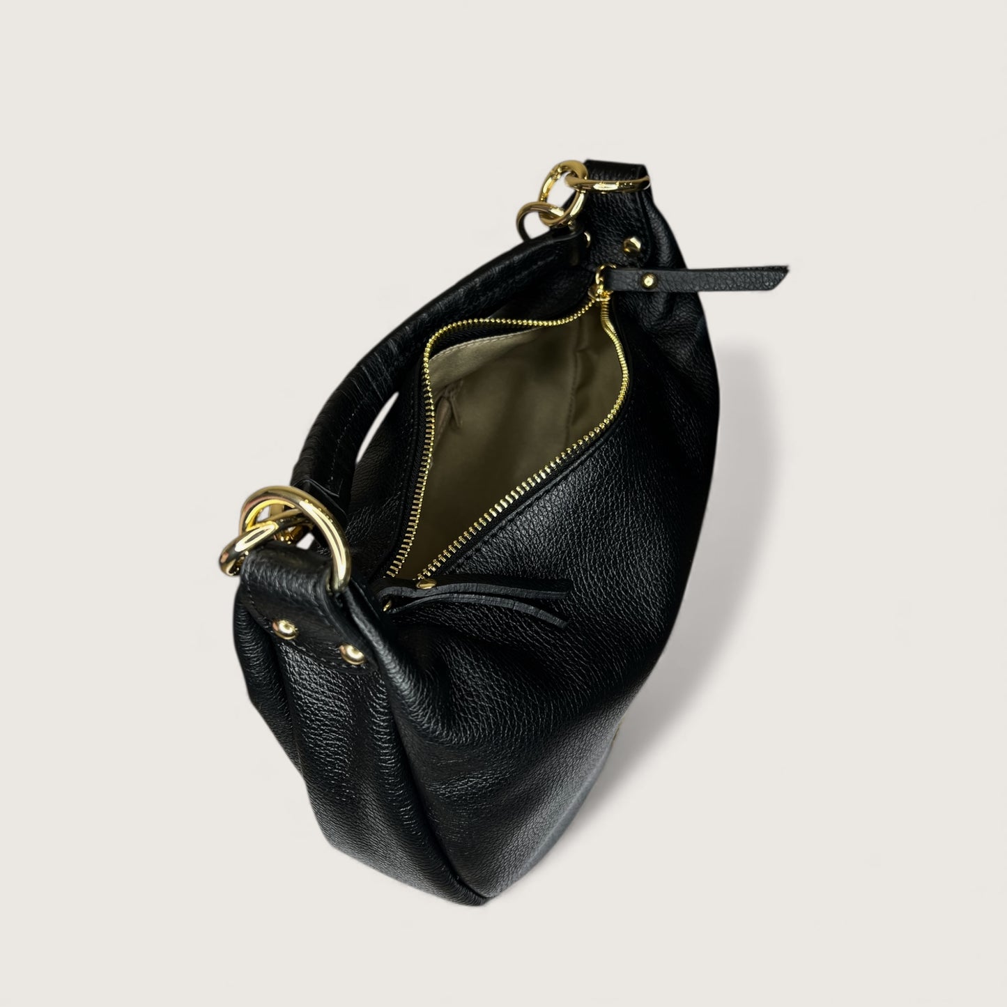 Чорна італійська шкіряна жіноча сумка Piumelli Vale D28 Black